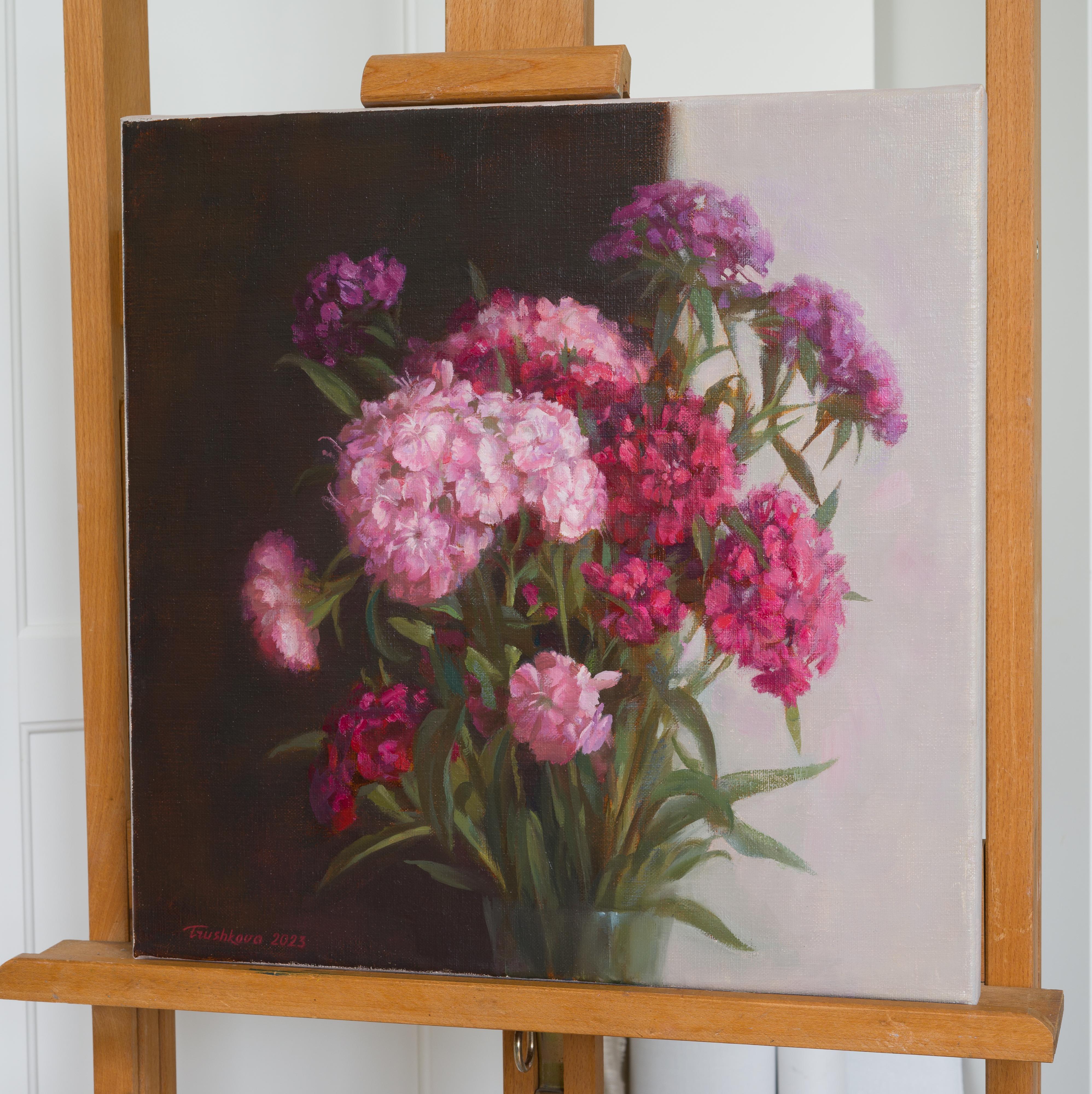 
Cette peinture exquise représente un bouquet vibrant d'œillets barbus, débordant de riches couleurs rose-rouge et de détails complexes. Chaque fleur est représentée avec des pétales délicats et frangés qui ressemblent à une barbe douce, créant une