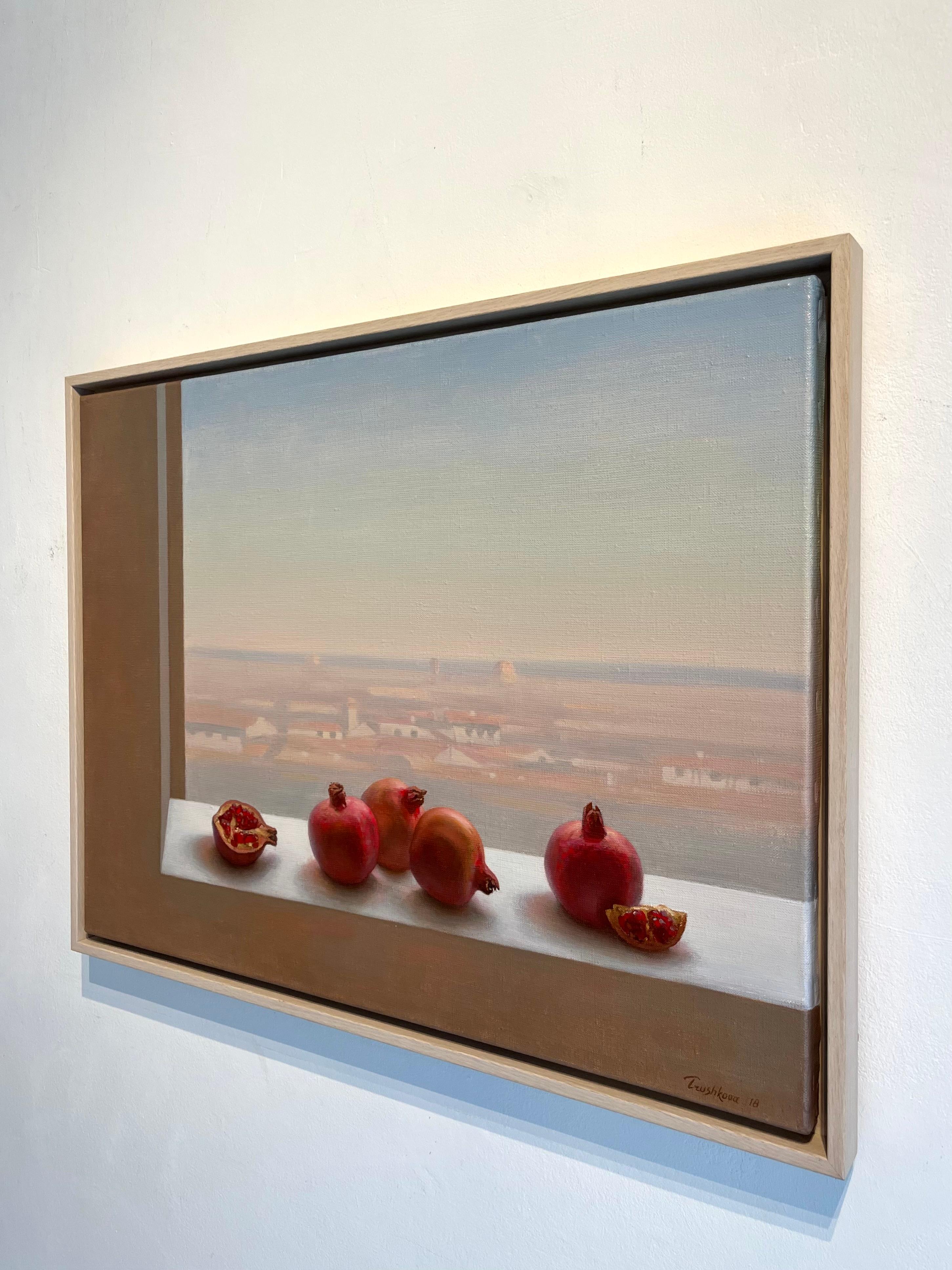 Florenz -original realismus stillleben obst gemälde öl - zeitgenössische kunst (Grau), Figurative Painting, von Irina Trushkova