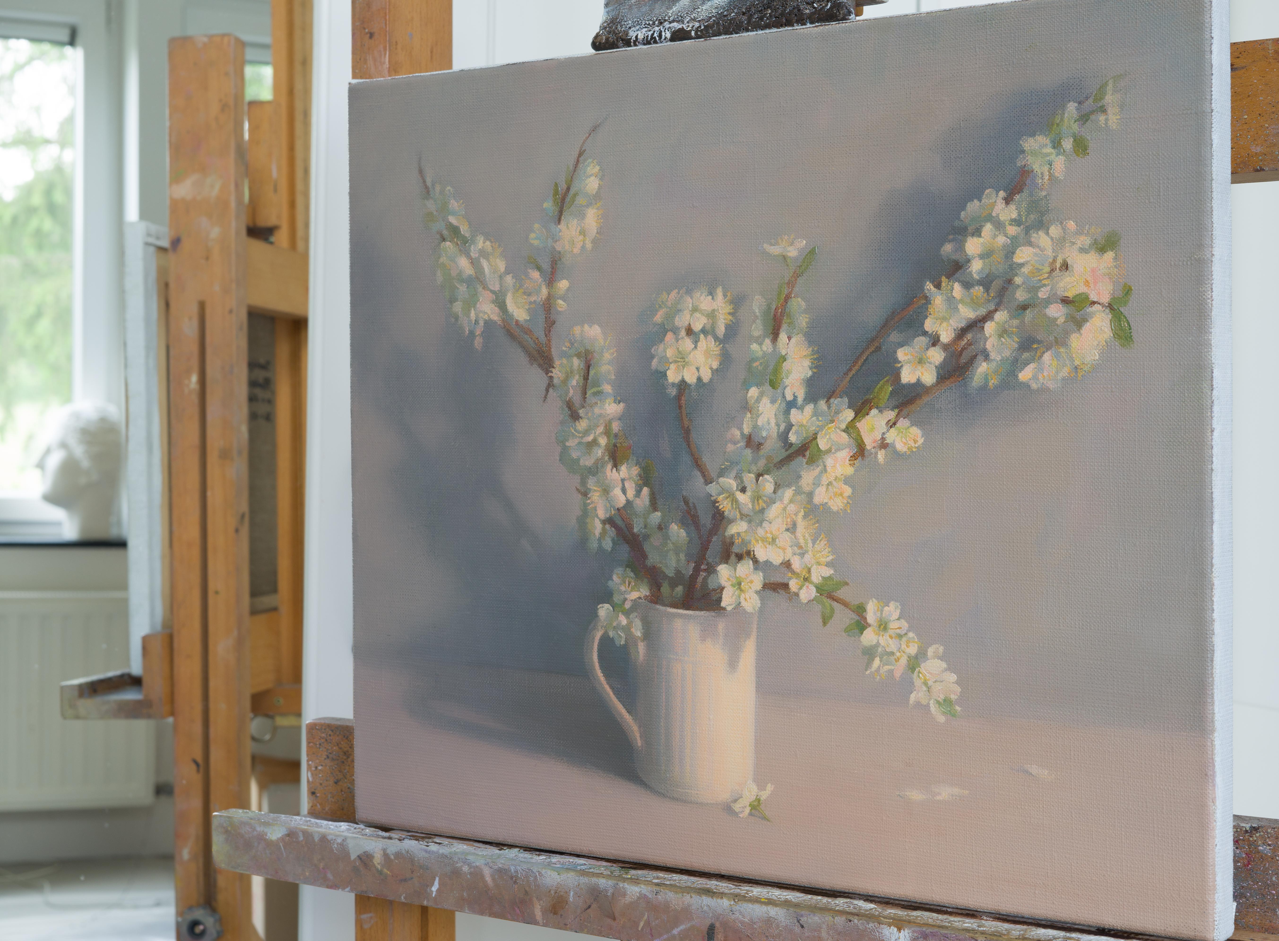 Blumenzweige in einem weißen Becher mit Zweigen (Grau), Still-Life Painting, von Irina Trushkova