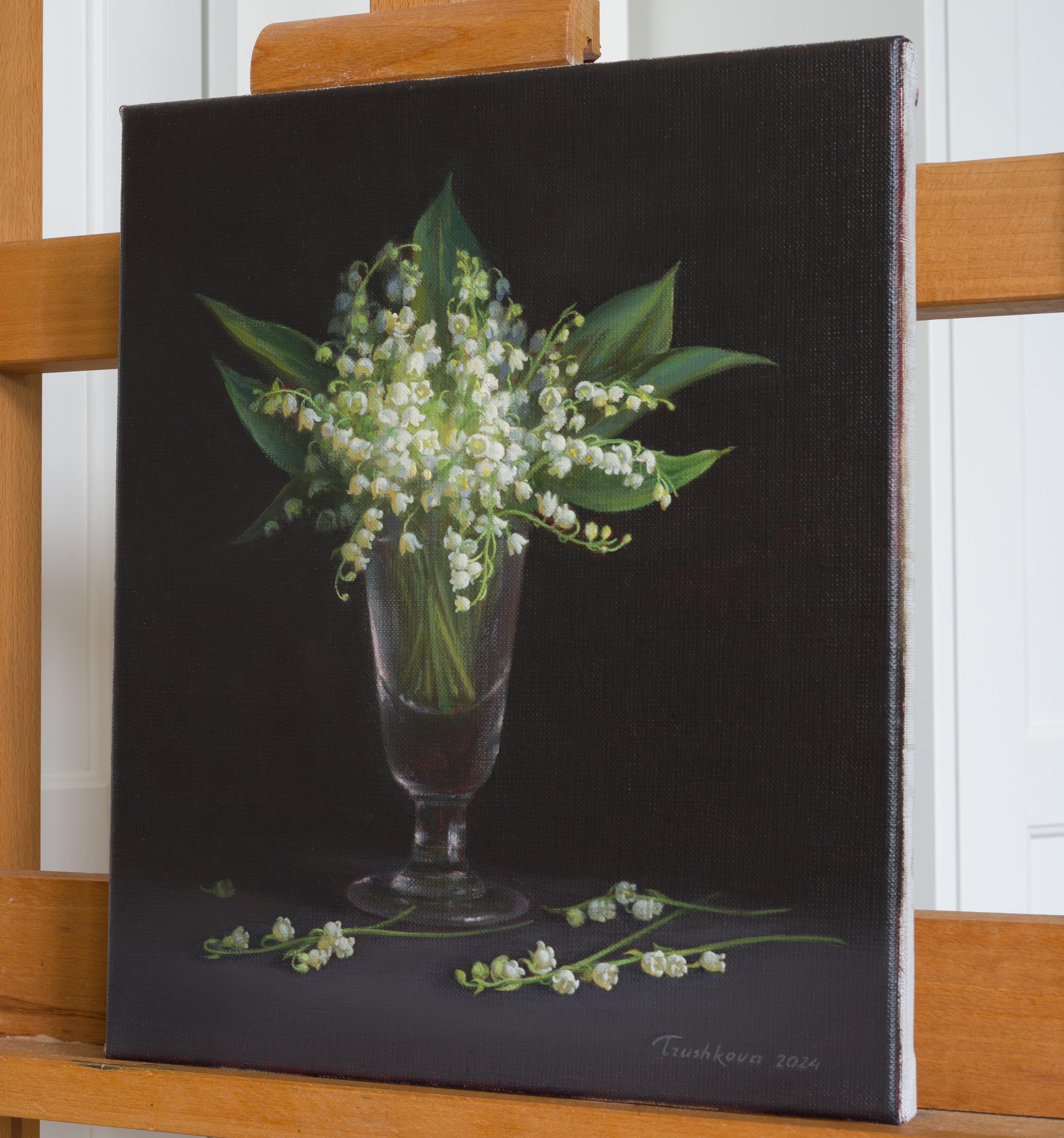 Un bouquet di mughetti in vetro antico su uno sfondo scuro e neutro. La mia intenzione era quella di mantenere la tenerezza e la preziosità dei fiori, una qualità che volevo preservare. L'opera è dipinta dal vero su una tela di lino 100% di qualità