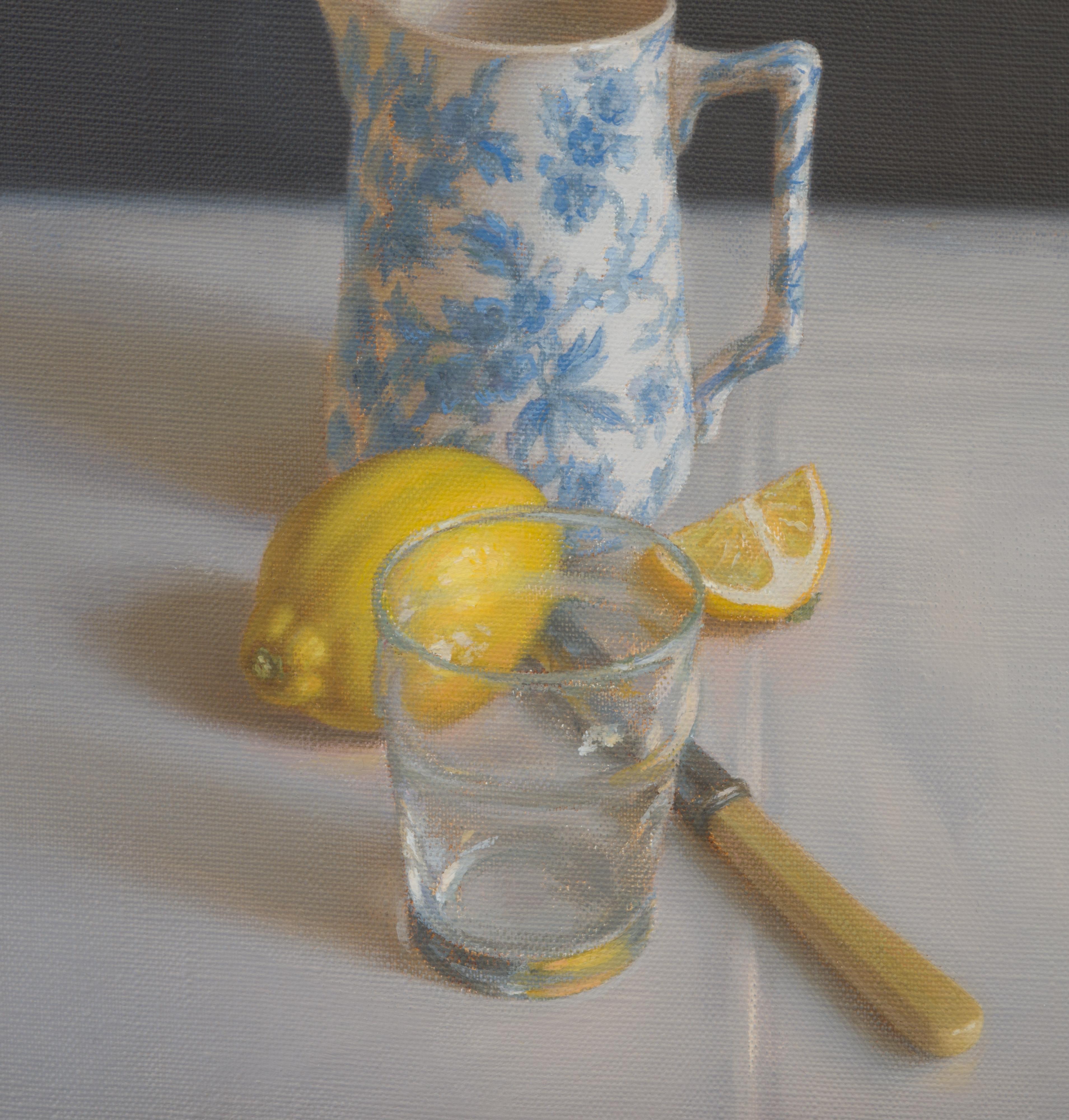 Stilleben mit Milchkännchen und Zitrone – Painting von Irina Trushkova