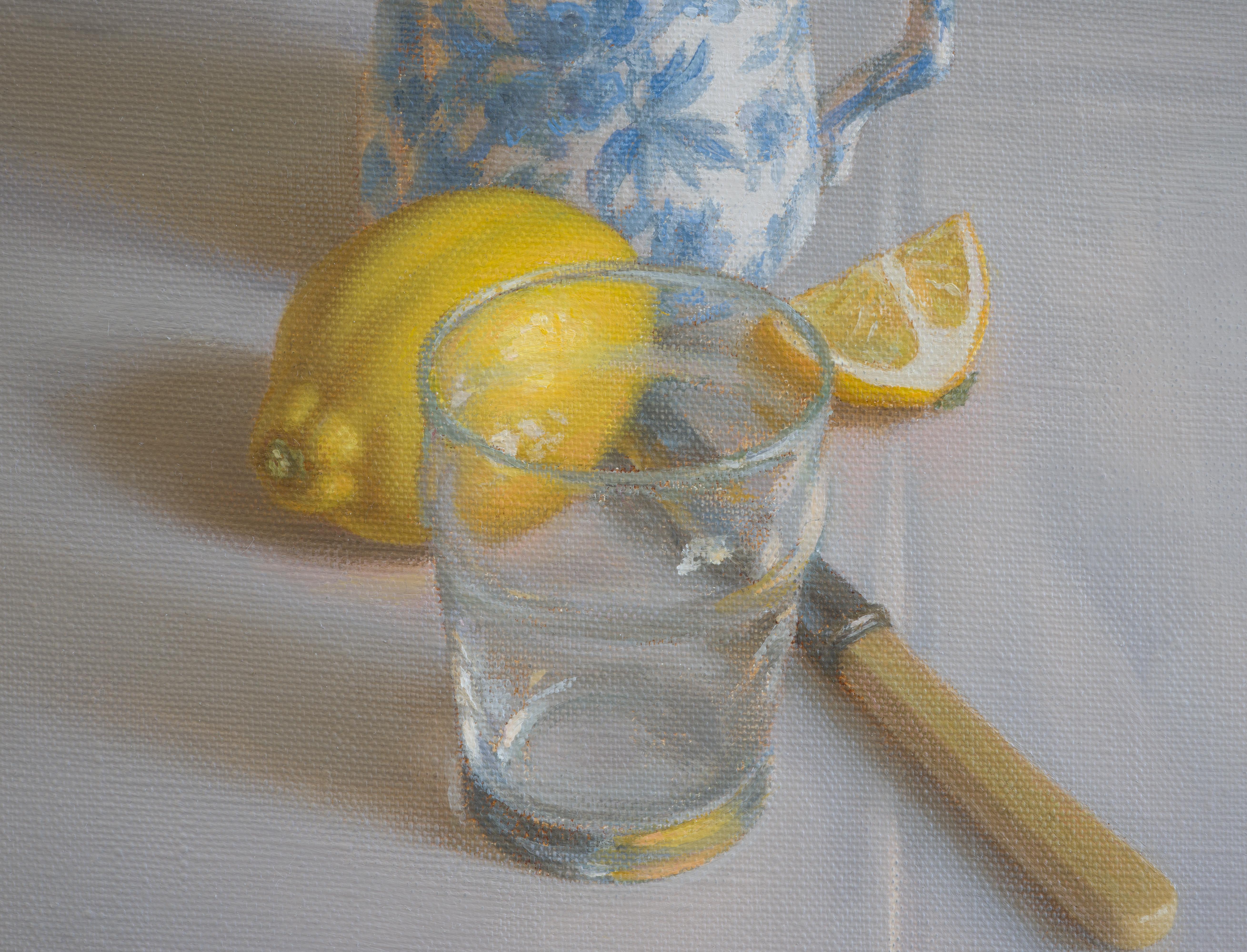 Stilleben mit Milchkännchen und Zitrone (Realismus), Painting, von Irina Trushkova