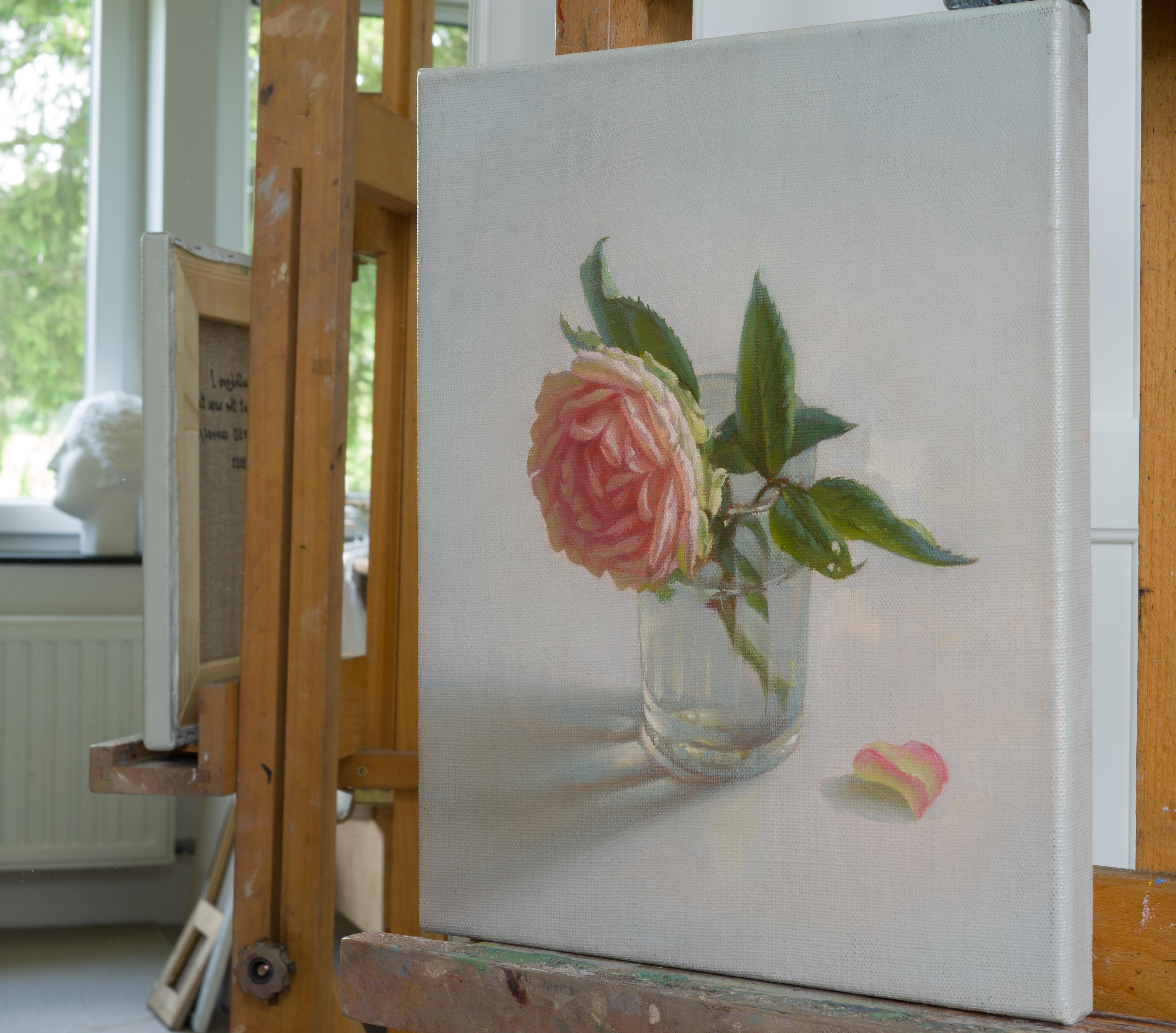 Cosa mi dice la rosa - Still-Life Painting Grigio di Irina Trushkova
