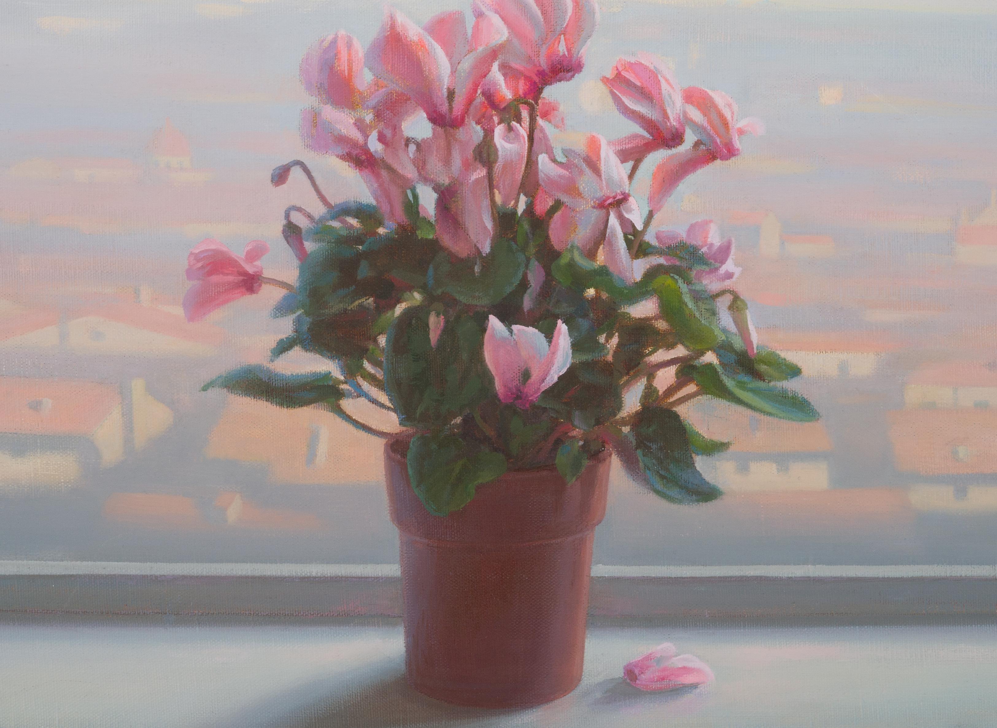 La ventana se abre a una vista en tonos pastel de la ciudad al atardecer. Las vibrantes flores del alféizar contrastan maravillosamente con los suaves tonos pastel del fondo. La mezcla de colores y el enfoque suave crean una atmósfera de ensueño. El
