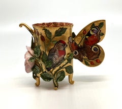 Taza Contemporánea de Porcelana Esculpida a Mano con Esmalte Brillante e Imágenes Pintadas