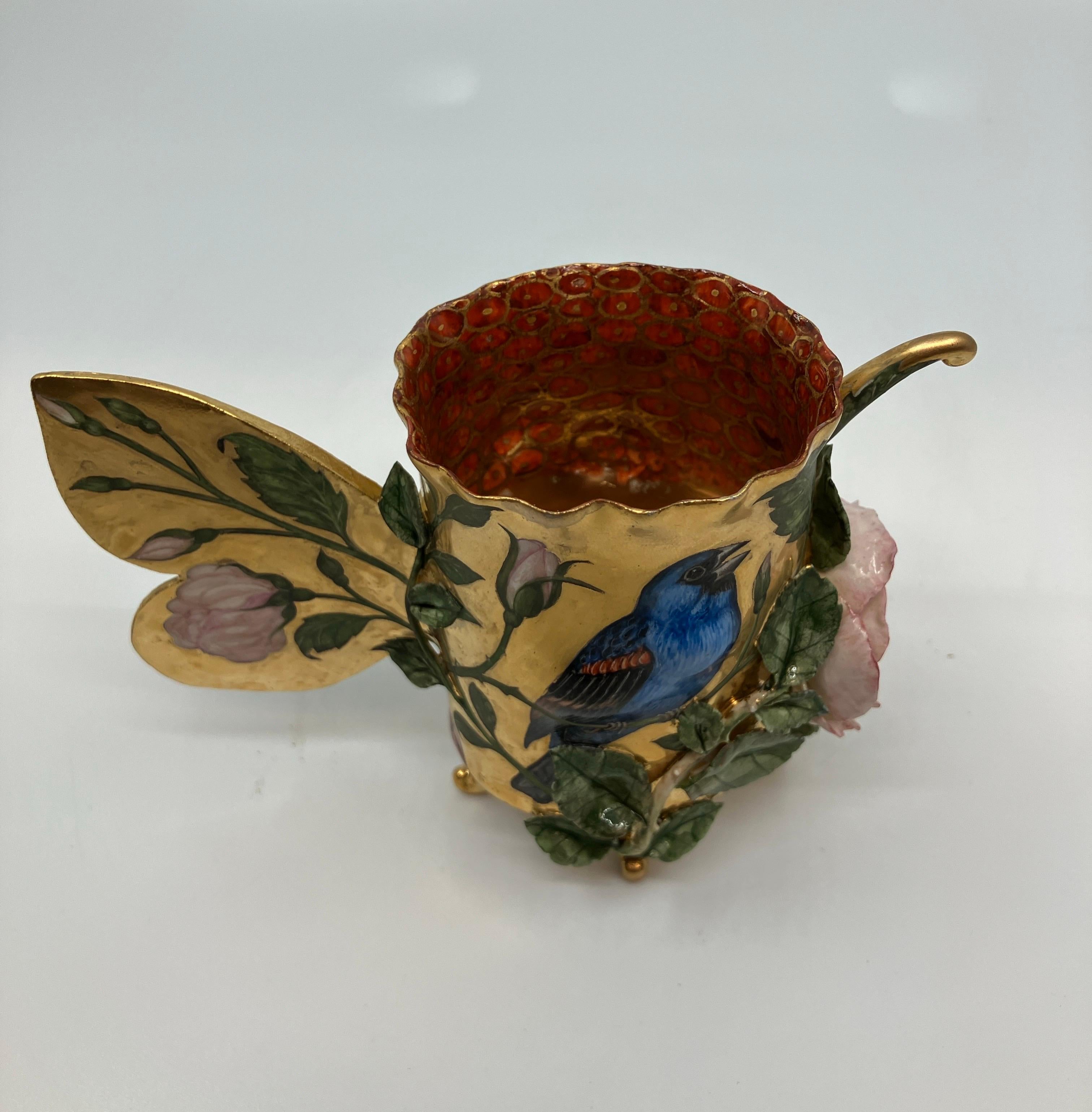 Coupe contemporaine en porcelaine sculptée à la main avec glaçure lustrée et images peintes - Contemporain Sculpture par Irina Zaytceva