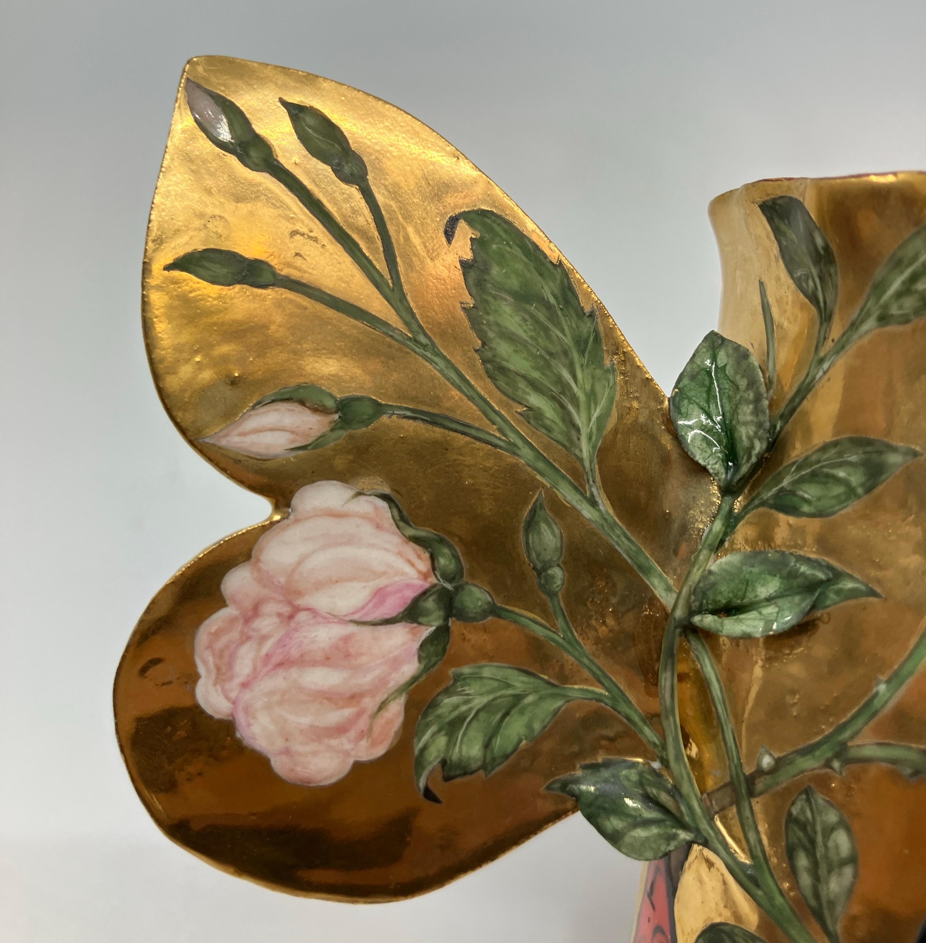 Coupe contemporaine en porcelaine sculptée à la main avec glaçure lustrée et images peintes - Beige Figurative Sculpture par Irina Zaytceva