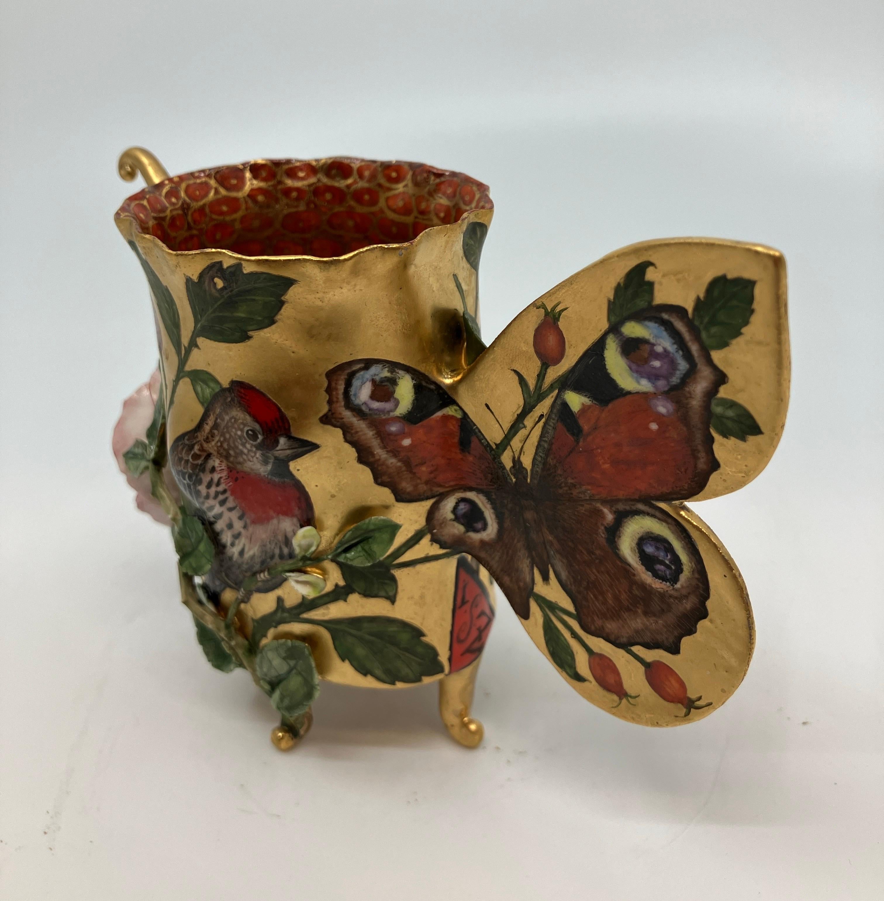 Coupe contemporaine en porcelaine sculptée à la main avec glaçure lustrée et images peintes en vente 2