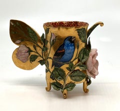 Tazza in porcellana contemporanea scolpita a mano con smalto a lustro e immagini dipinte