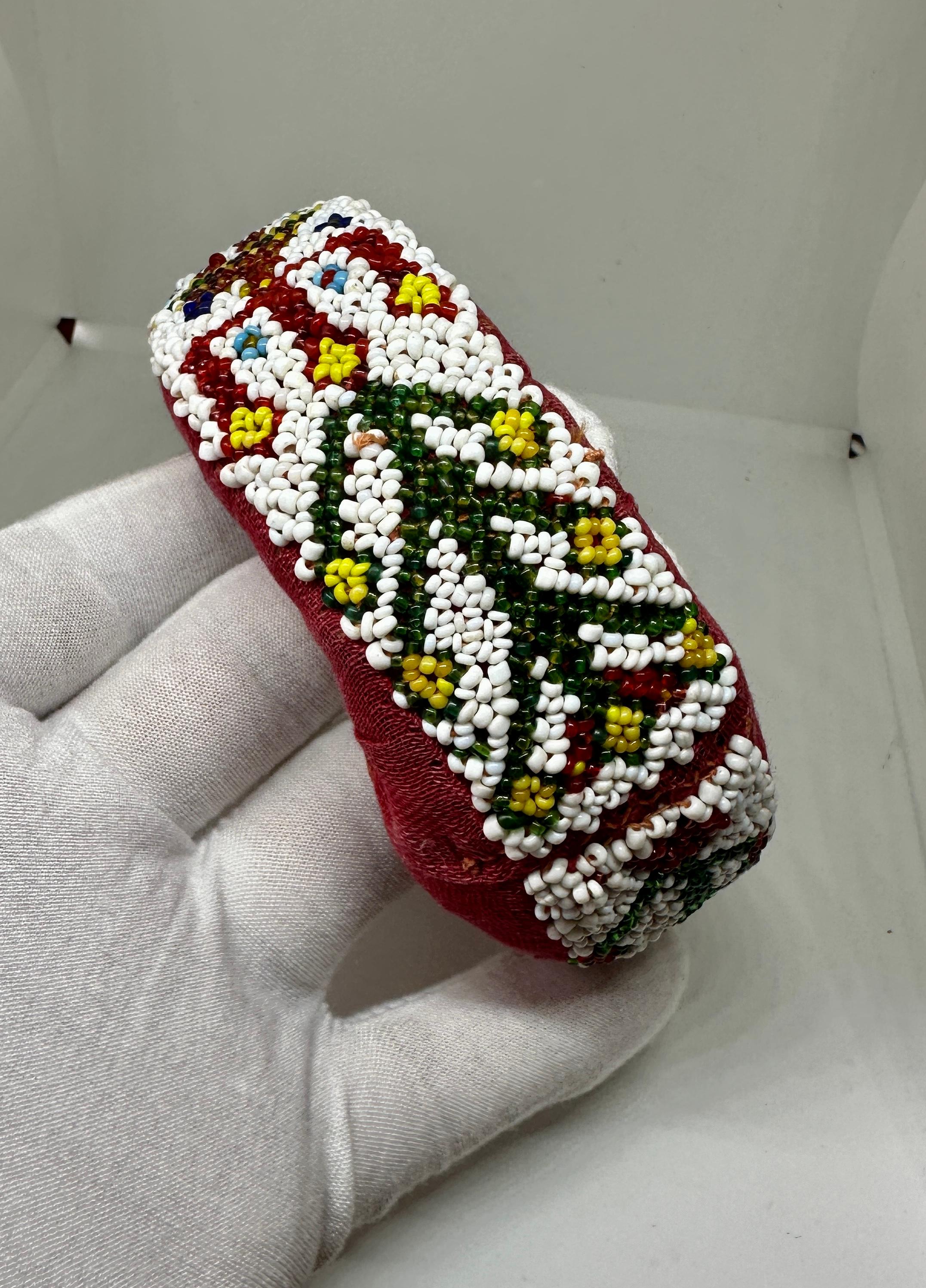 Laissez-vous séduire par un trésor de la garde-robe personnelle de l'icône du style Iris Apfel.  Nous avons son fabuleux bracelet africain tribal en perles avec de merveilleux motifs de perles multicolores sur un fond de perles blanches.  Iris