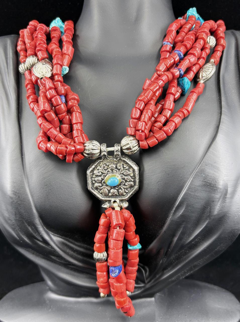 Concediti un tesoro spettacolare del guardaroba personale della leggendaria icona di stile Iris Apfel.  Abbiamo la sua straordinaria collana tribale a sei fili in corallo rosso, turchese, lapislazzuli e argento.  Ecco la tua opportunità di