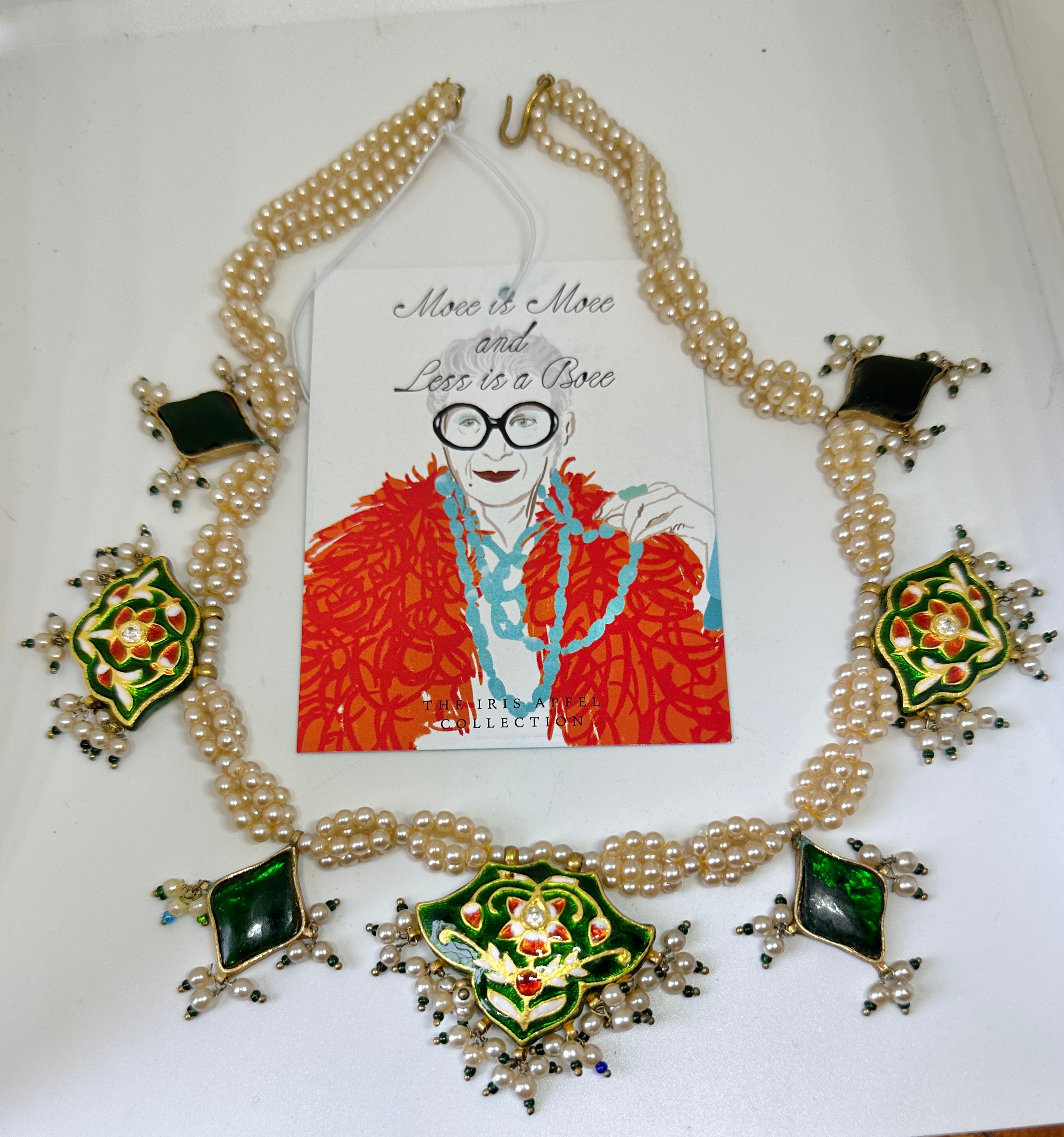 Deléitate con un tesoro del armario personal del icono de estilo Iris Apfel.  Tenemos su Collar Indio Meenakari con adornos de esmalte en vivos colores verdes, rojos y blancos.  El precioso collar está adornado por ambos lados con esmalte y láminas