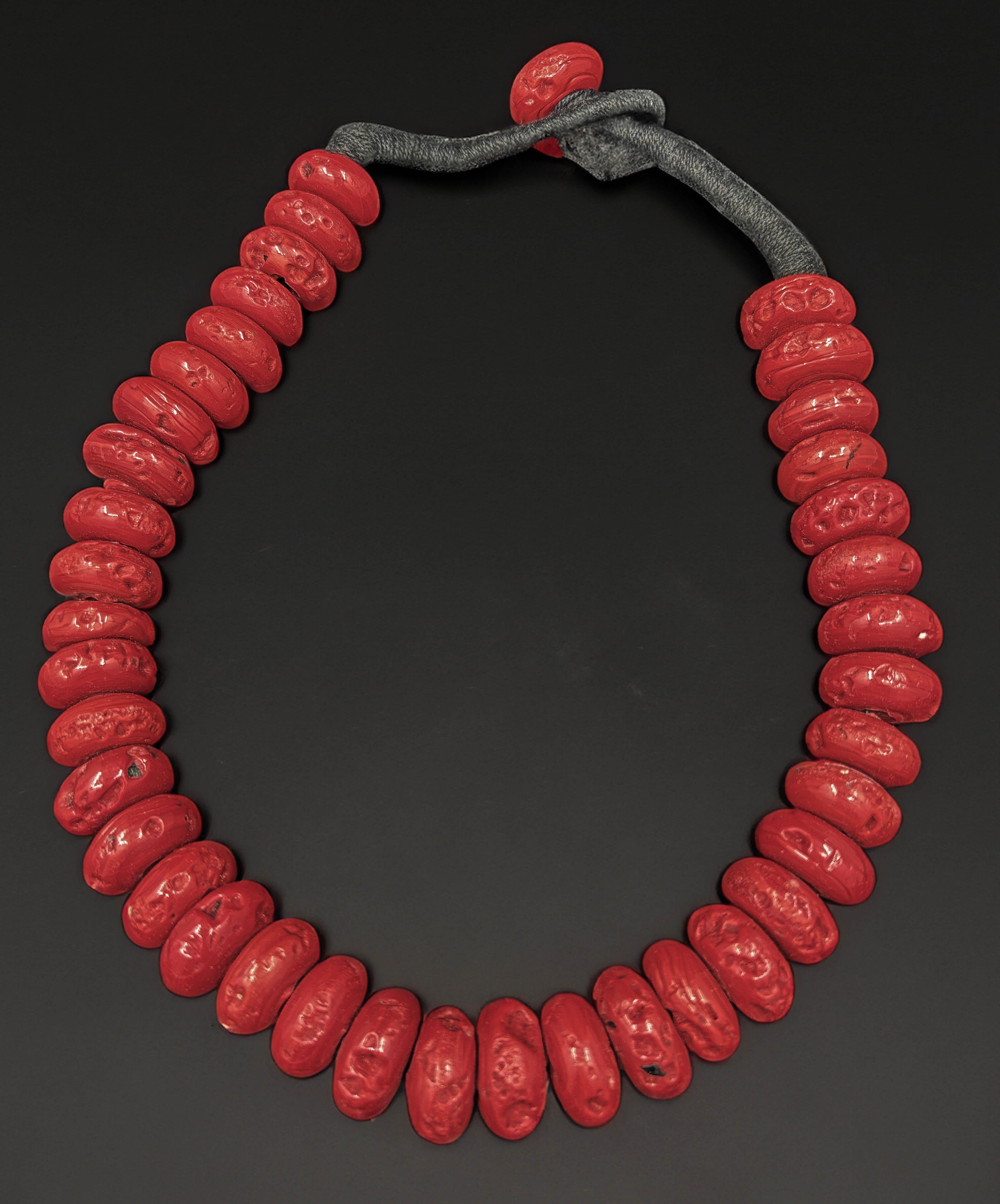 Deléitate con un espectacular tesoro del armario personal del legendario icono de estilo Iris Apfel.  Tenemos su extraordinario collar tribal antiguo monumental de coral rojo con fabulosas cuentas de coral natural de 20 mm (3/4 de pulgada) de ancho.