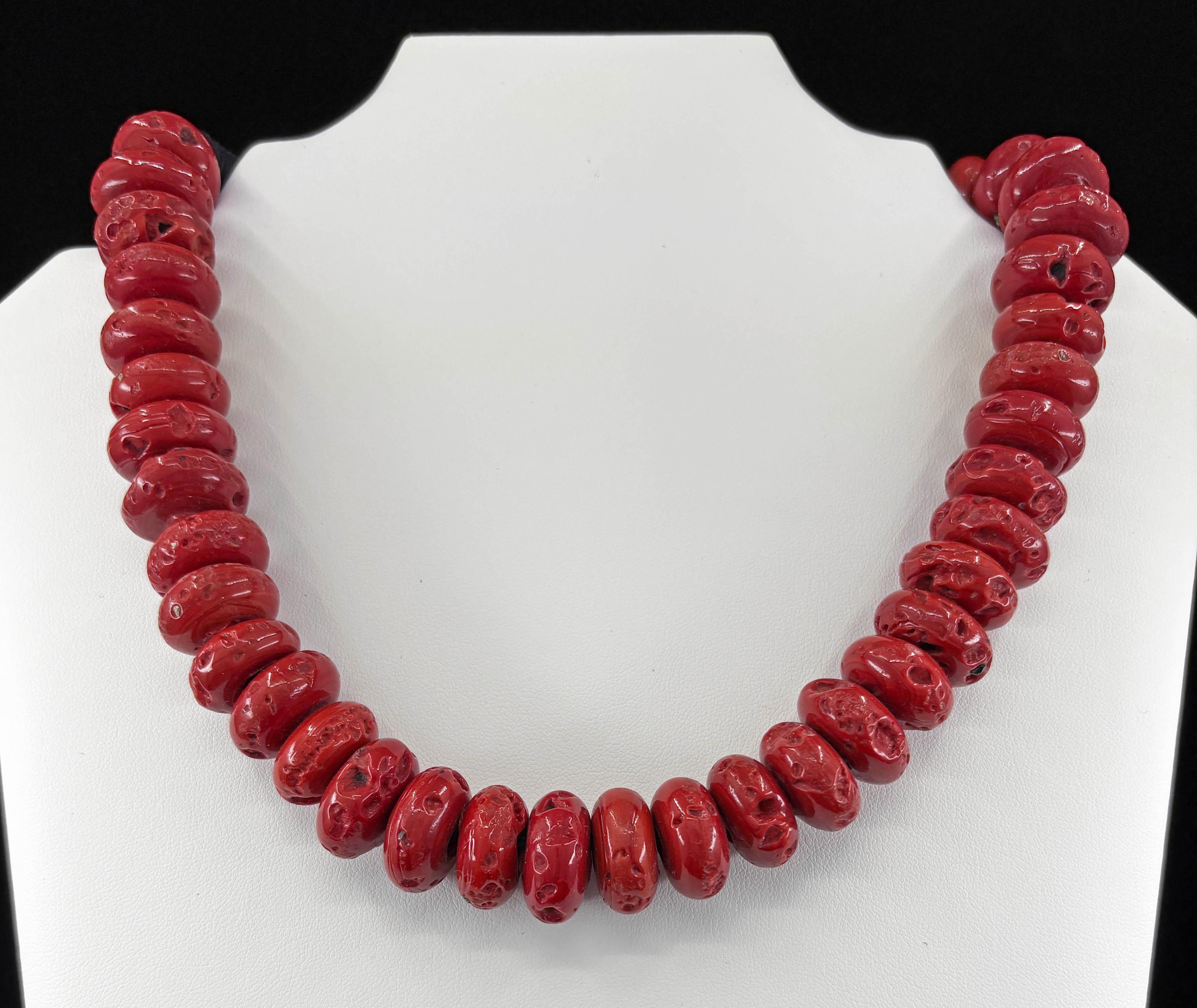 Iris Apfel Estate Personal Monumental Red Coral Necklace Tribal 19 Inches en Excelente estado para la venta en New York, NY