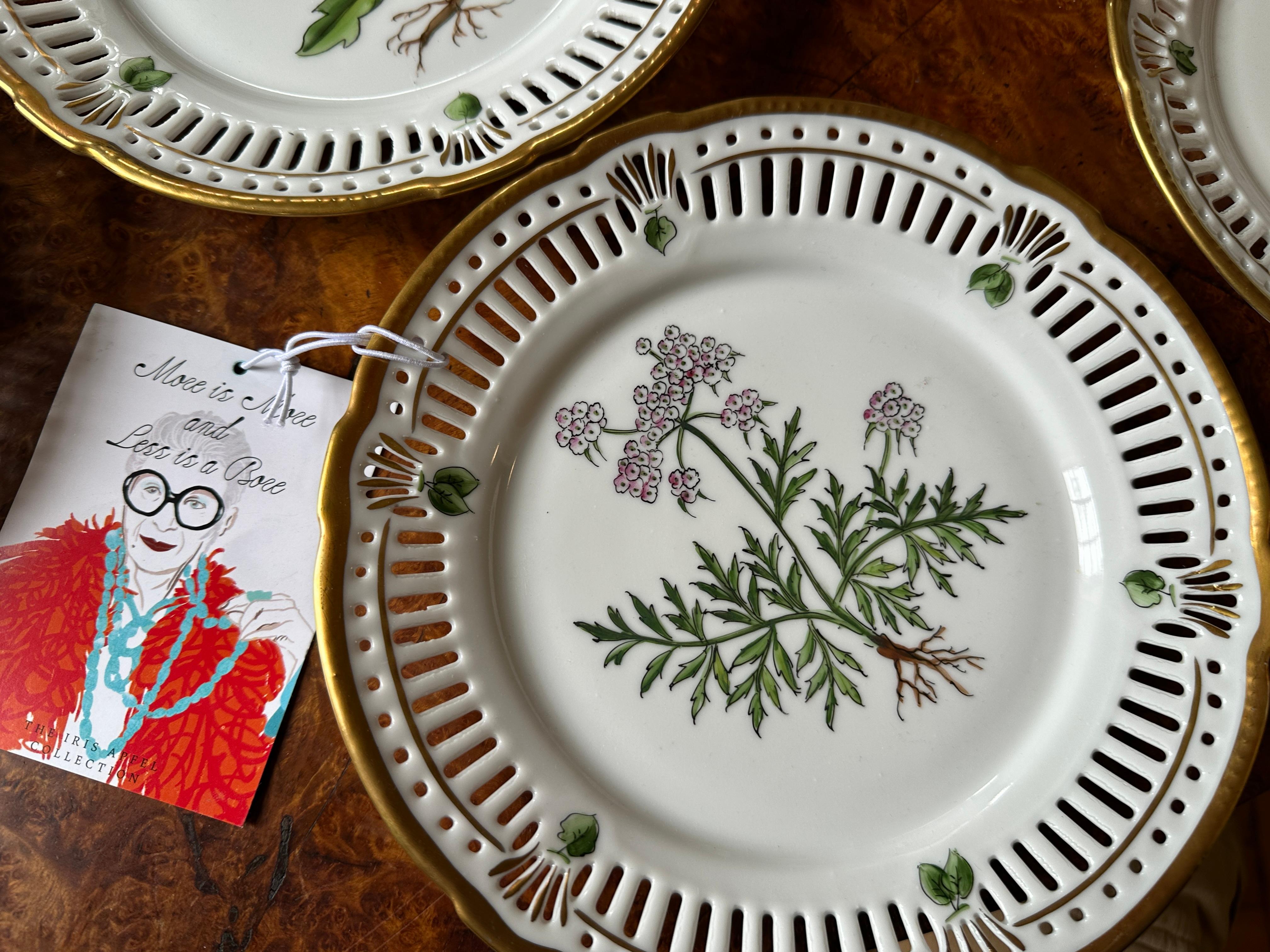 La collection personnelle de l'icône du style Iris Apfel comprend un ensemble de six tasses à thé et assiettes à dessert danoises peintes à la main avec des images de fleurs sauvages dans le style de Royal Copenhagen Flora Danica.  Chaque tasse et