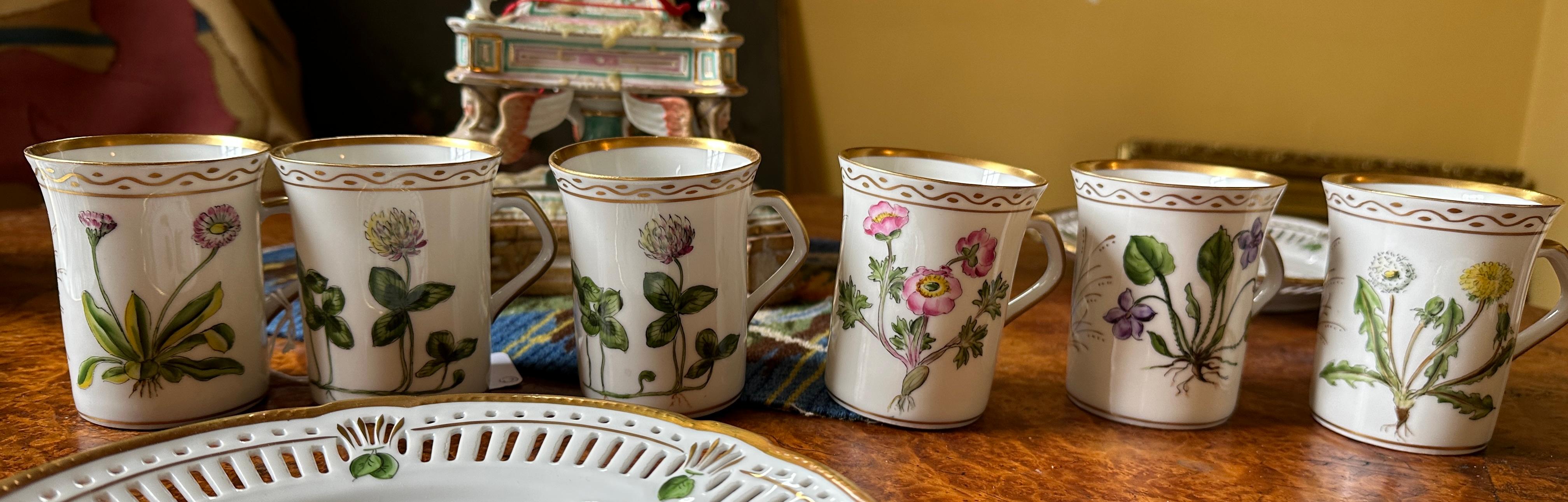 Contemporain Iris Apfel Estate Personal Teacups And Plates Denmark Hand Painted Wildflowers (Tasses à thé et assiettes personnelles Danemark peintes à la main) en vente