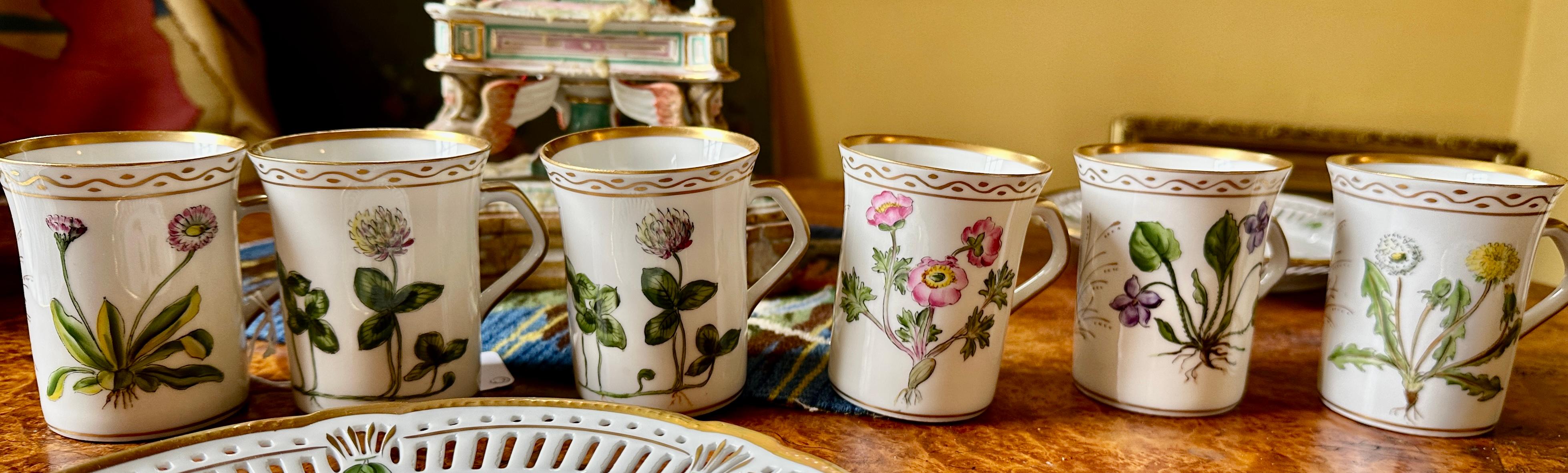 Iris Apfel Estate Personal Teacups And Plates Denmark Hand Painted Wildflowers (Tasses à thé et assiettes personnelles Danemark peintes à la main) Excellent état - En vente à New York, NY