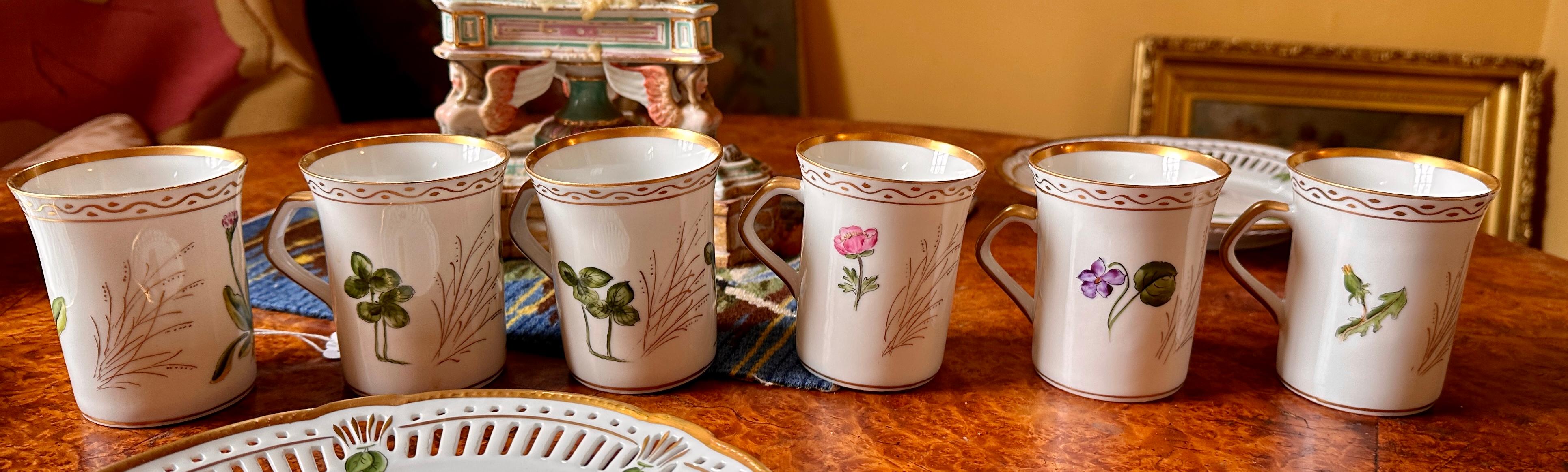 Iris Apfel Estate Personal Teacups And Plates Denmark Hand Painted Wildflowers (Tasses à thé et assiettes personnelles Danemark peintes à la main) Unisexe en vente