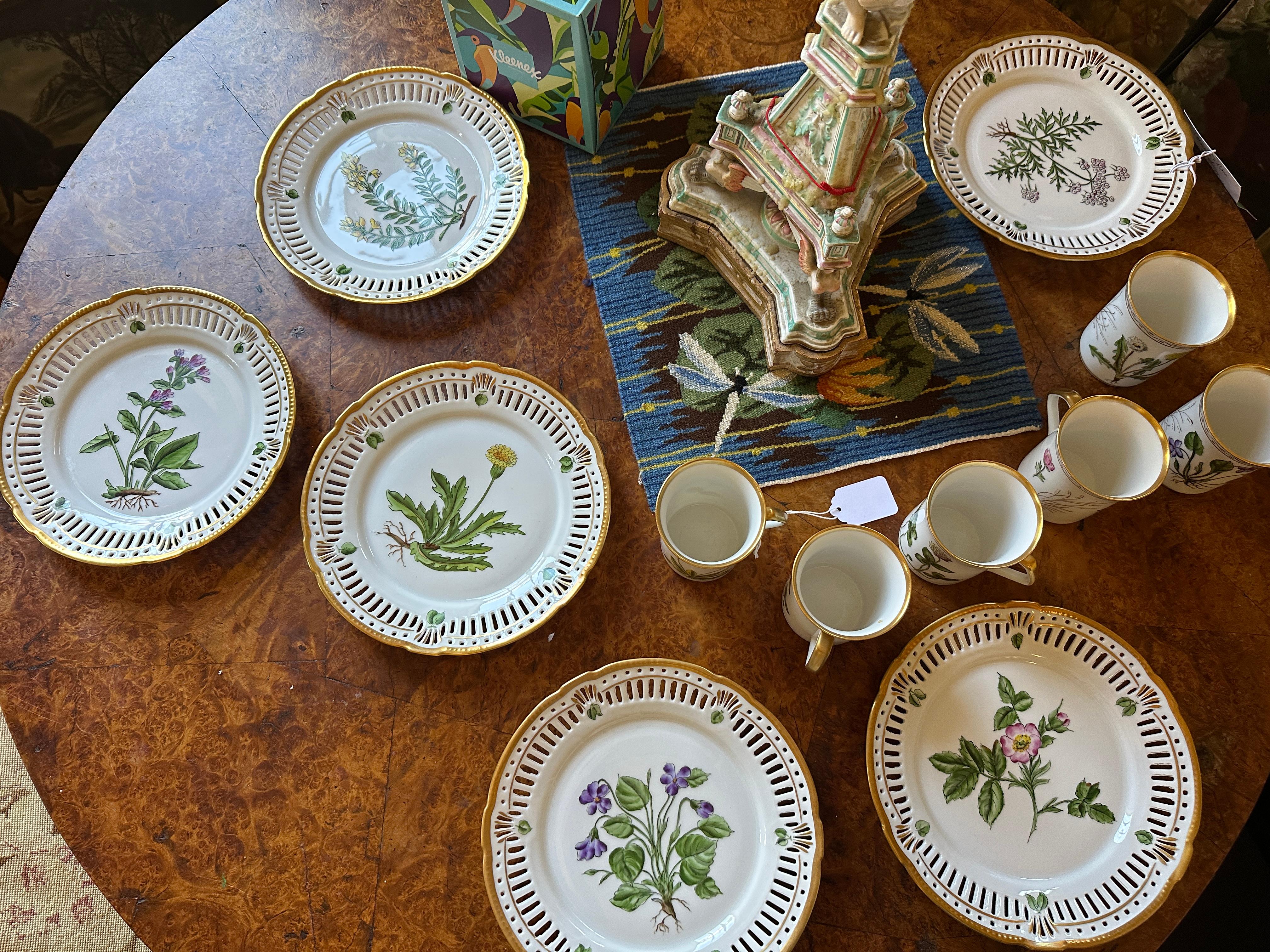 Iris Apfel Estate Personal Teacups And Plates Denmark Hand Painted Wildflowers (Tasses à thé et assiettes personnelles Danemark peintes à la main) en vente 1