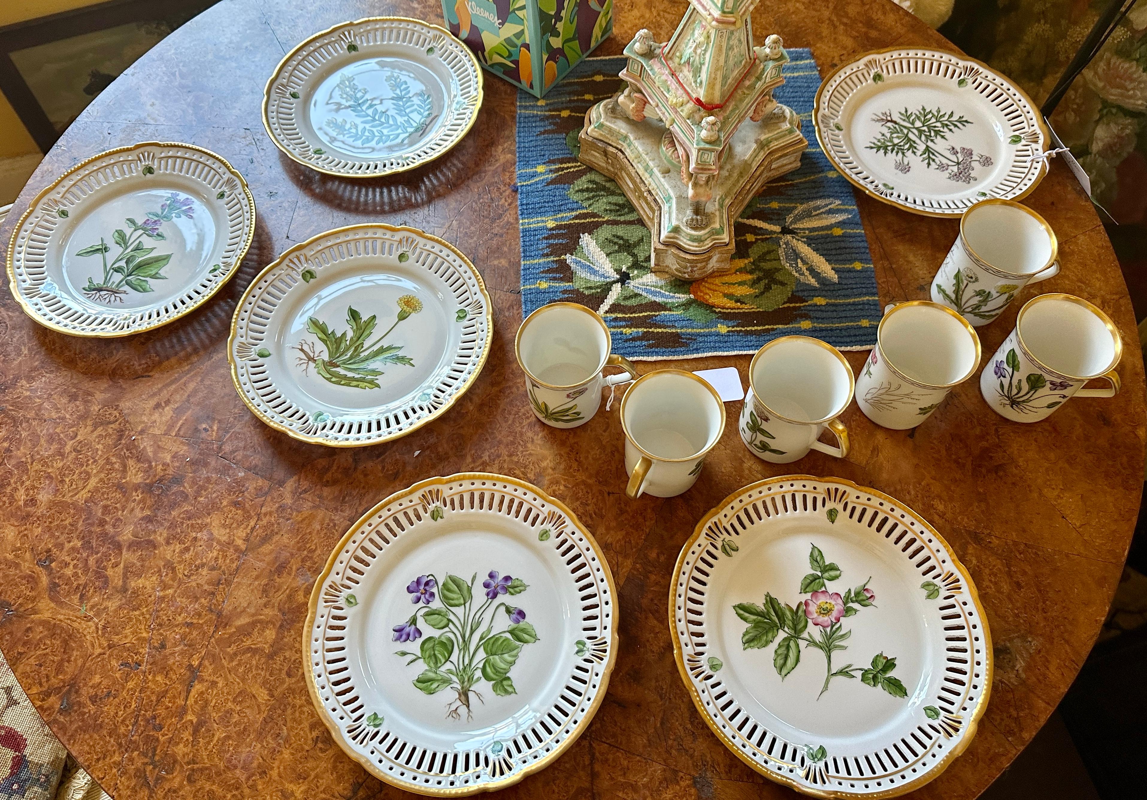 Iris Apfel Estate Personal Teacups And Plates Denmark Hand Painted Wildflowers (Tasses à thé et assiettes personnelles Danemark peintes à la main) en vente 2