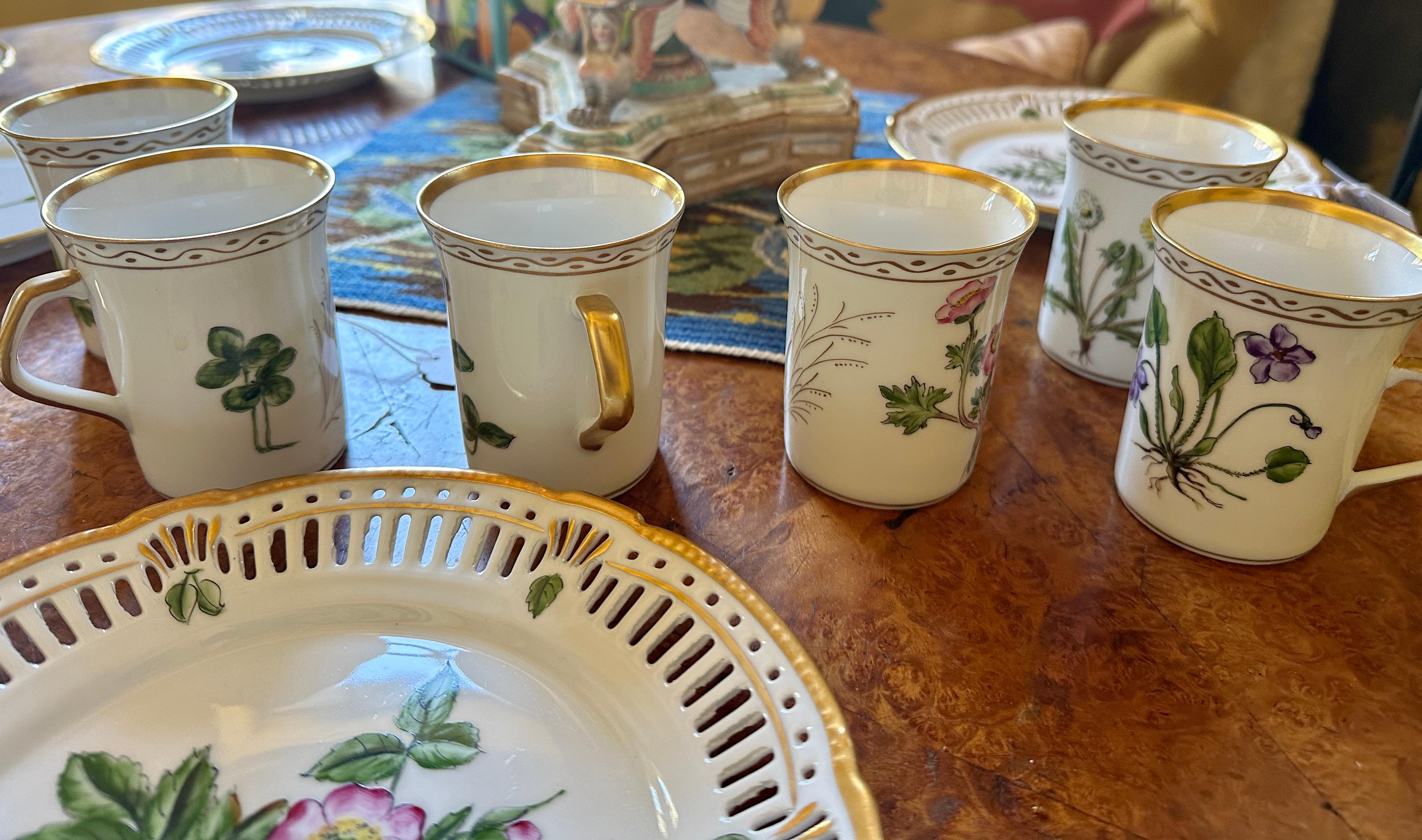 Iris Apfel Estate Personal Teacups And Plates Denmark Hand Painted Wildflowers (Tasses à thé et assiettes personnelles Danemark peintes à la main) en vente 3
