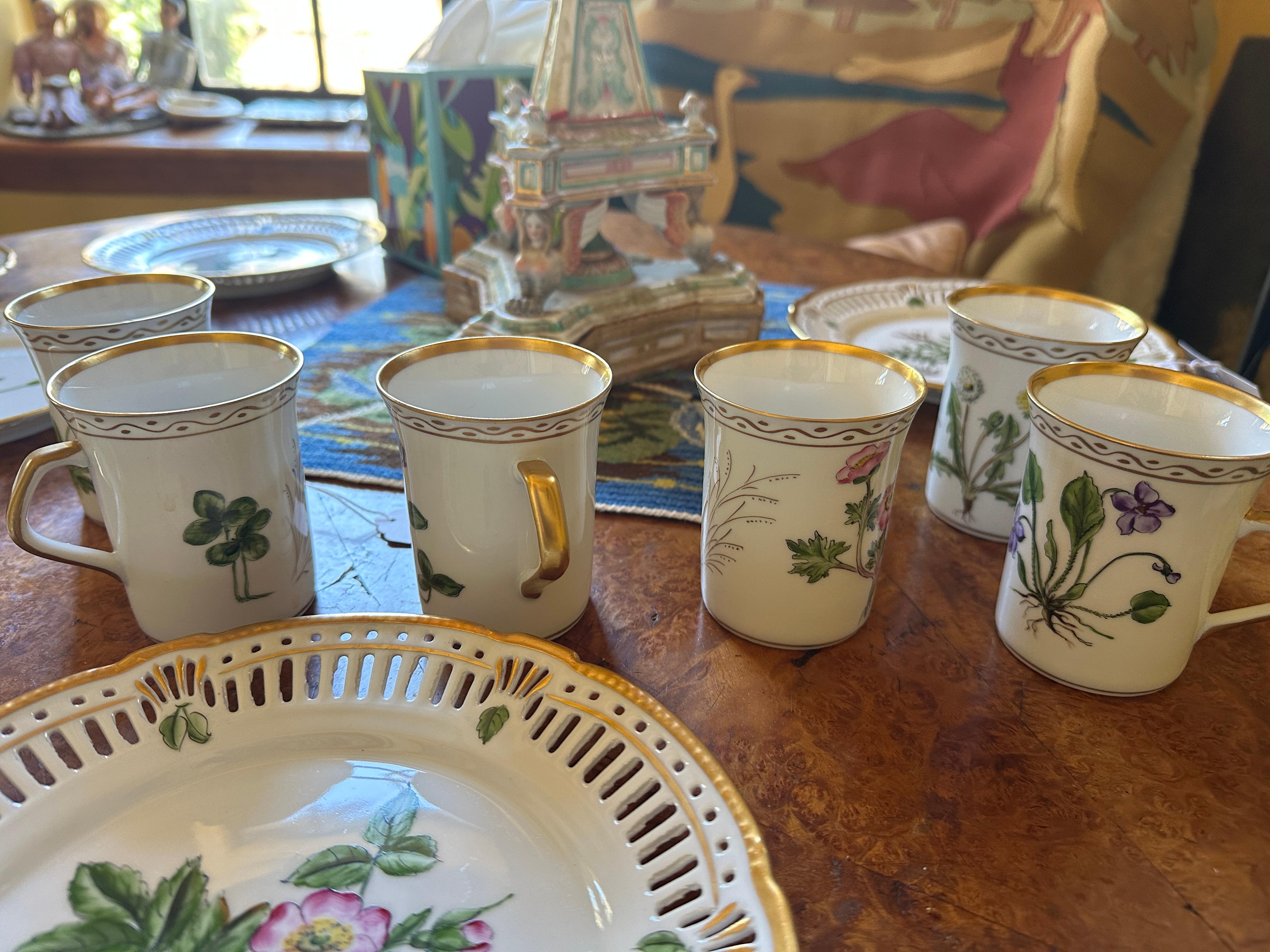 Iris Apfel Estate Personal Teacups And Plates Denmark Hand Painted Wildflowers (Tasses à thé et assiettes personnelles Danemark peintes à la main) en vente 4