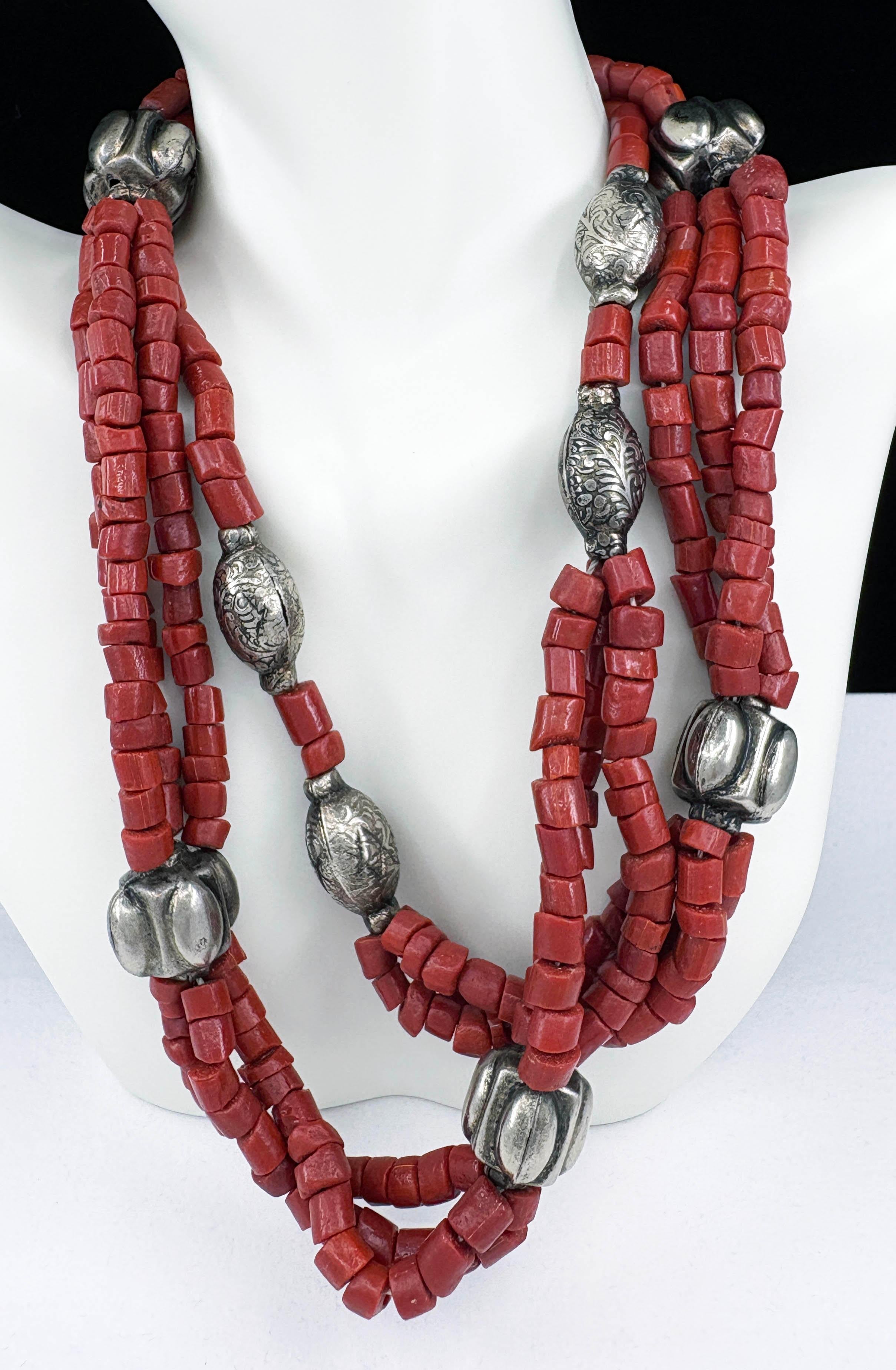 Iris Apfel Estate Collar personal de plata coralina de tres vueltas Tribal 31 pulgadas Cuenta en venta