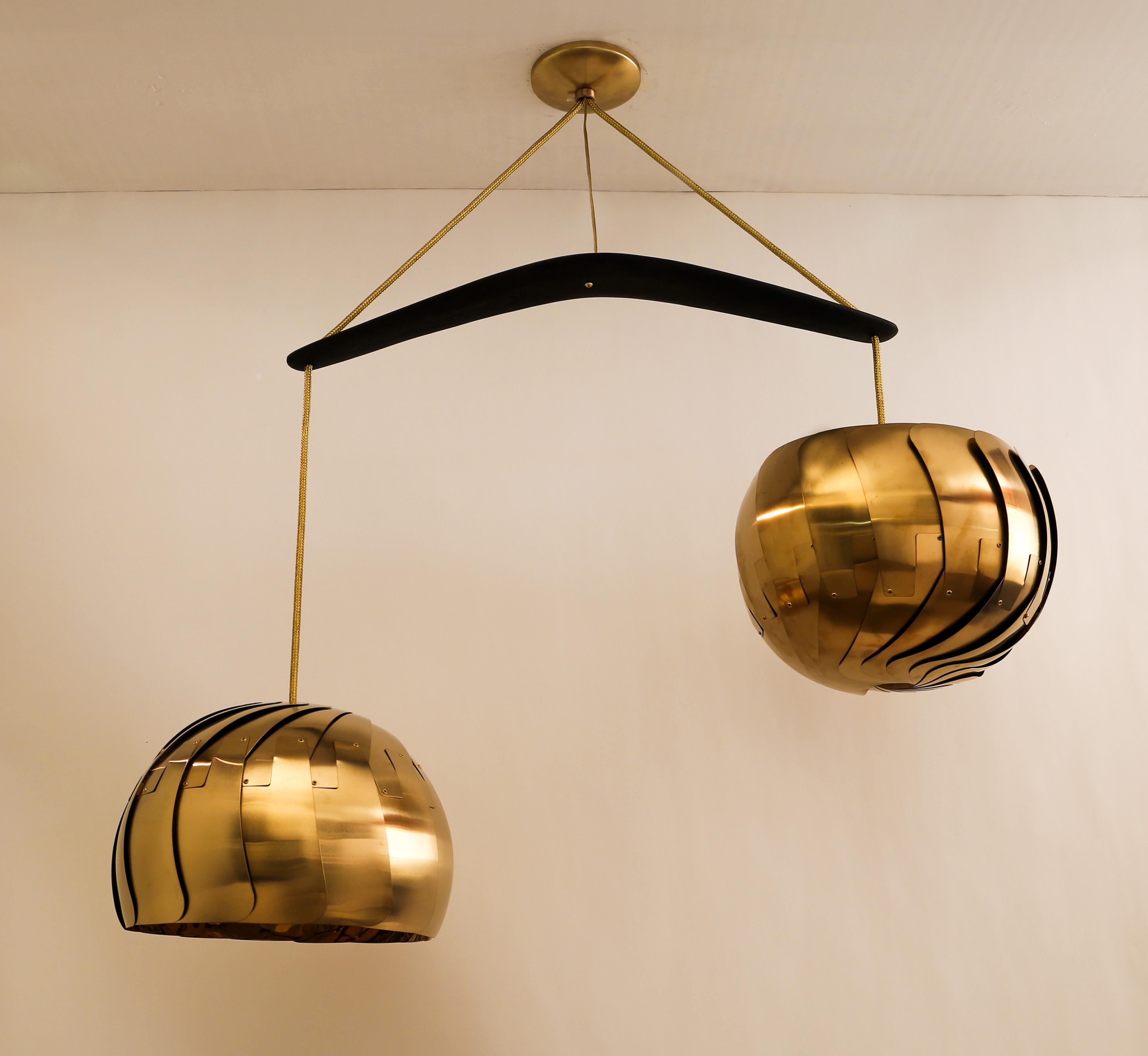 Steampunk IRIS BALANCE • Lustre moderne en laiton  Pendentif à deux lumières • Luminaires sculpturaux en vente