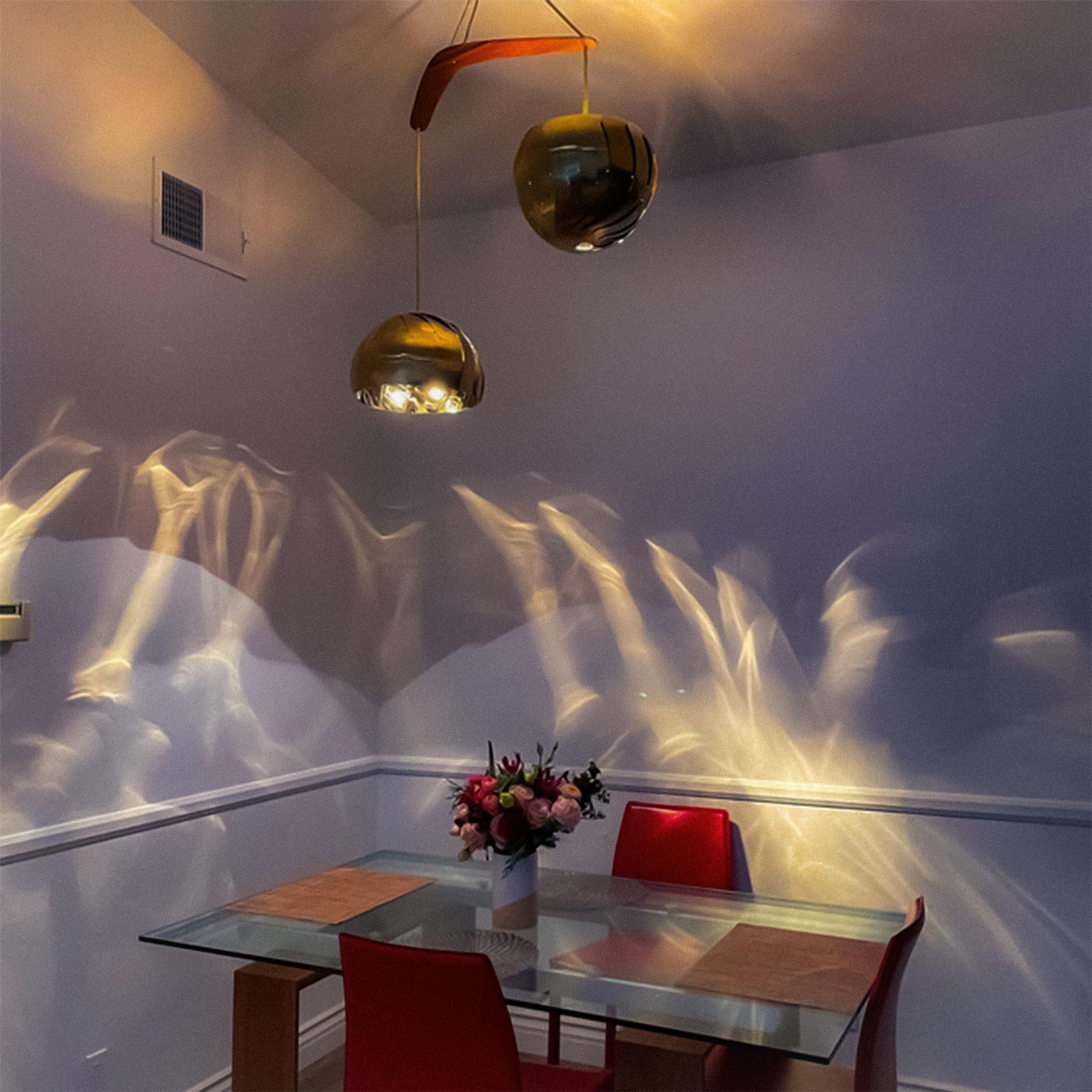 Américain IRIS BALANCE • Lustre moderne en laiton  Pendentif à deux lumières • Luminaires sculpturaux en vente