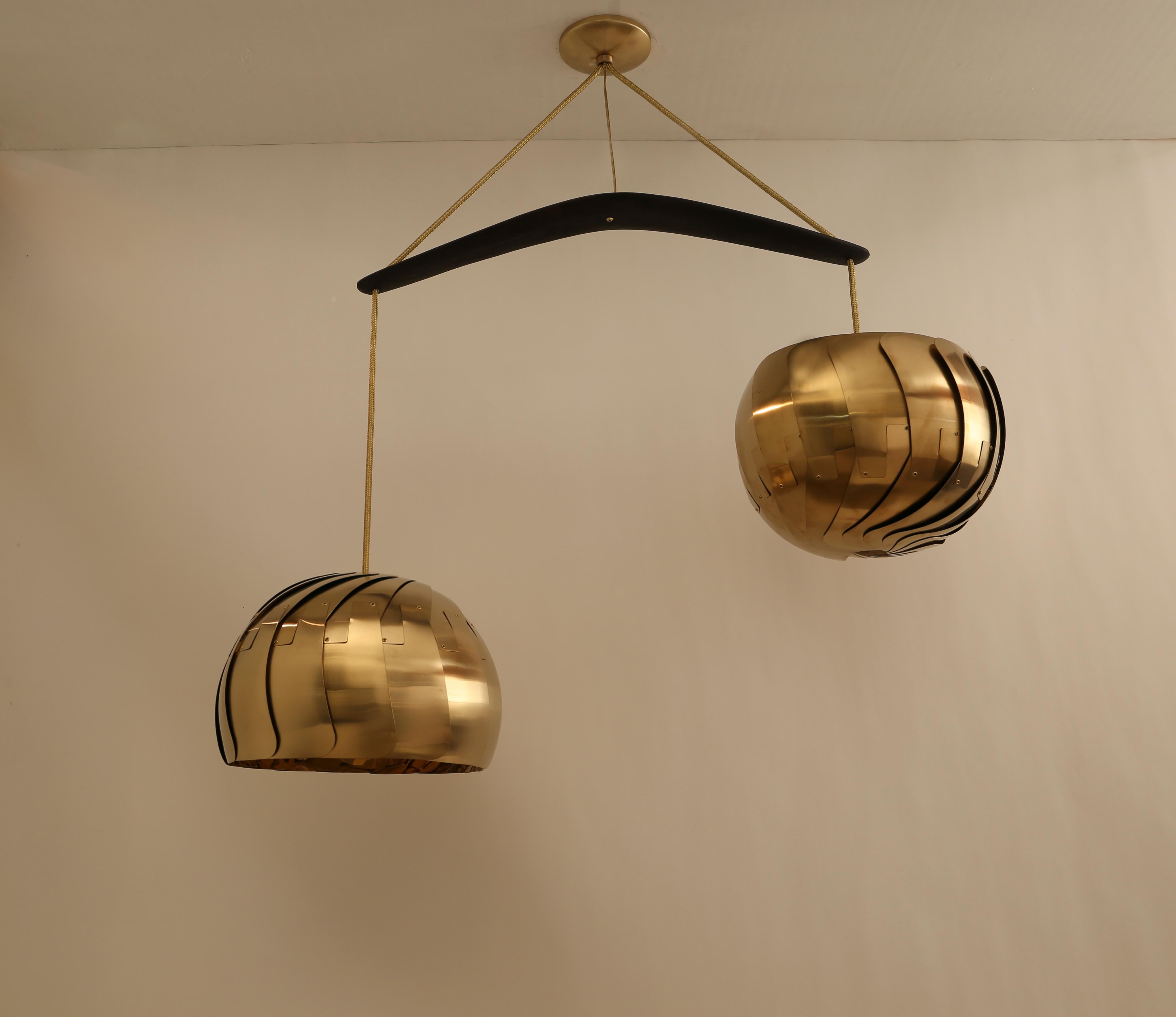 Tacheté IRIS BALANCE • Lustre moderne en laiton  Pendentif à deux lumières • Luminaires sculpturaux en vente