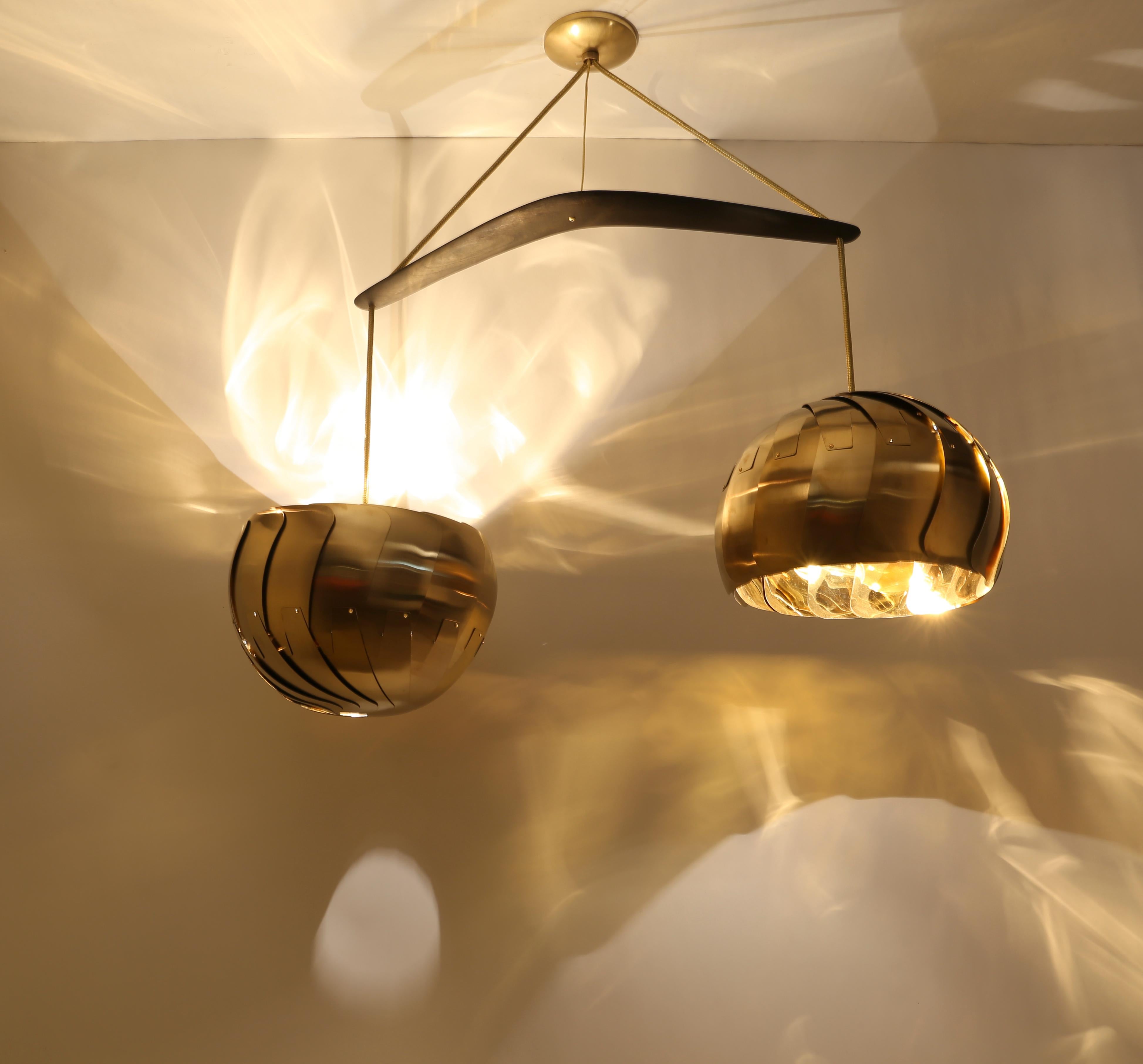 IRIS BALANCE • Lustre moderne en laiton  Pendentif à deux lumières • Luminaires sculpturaux Neuf - En vente à Troy, NY