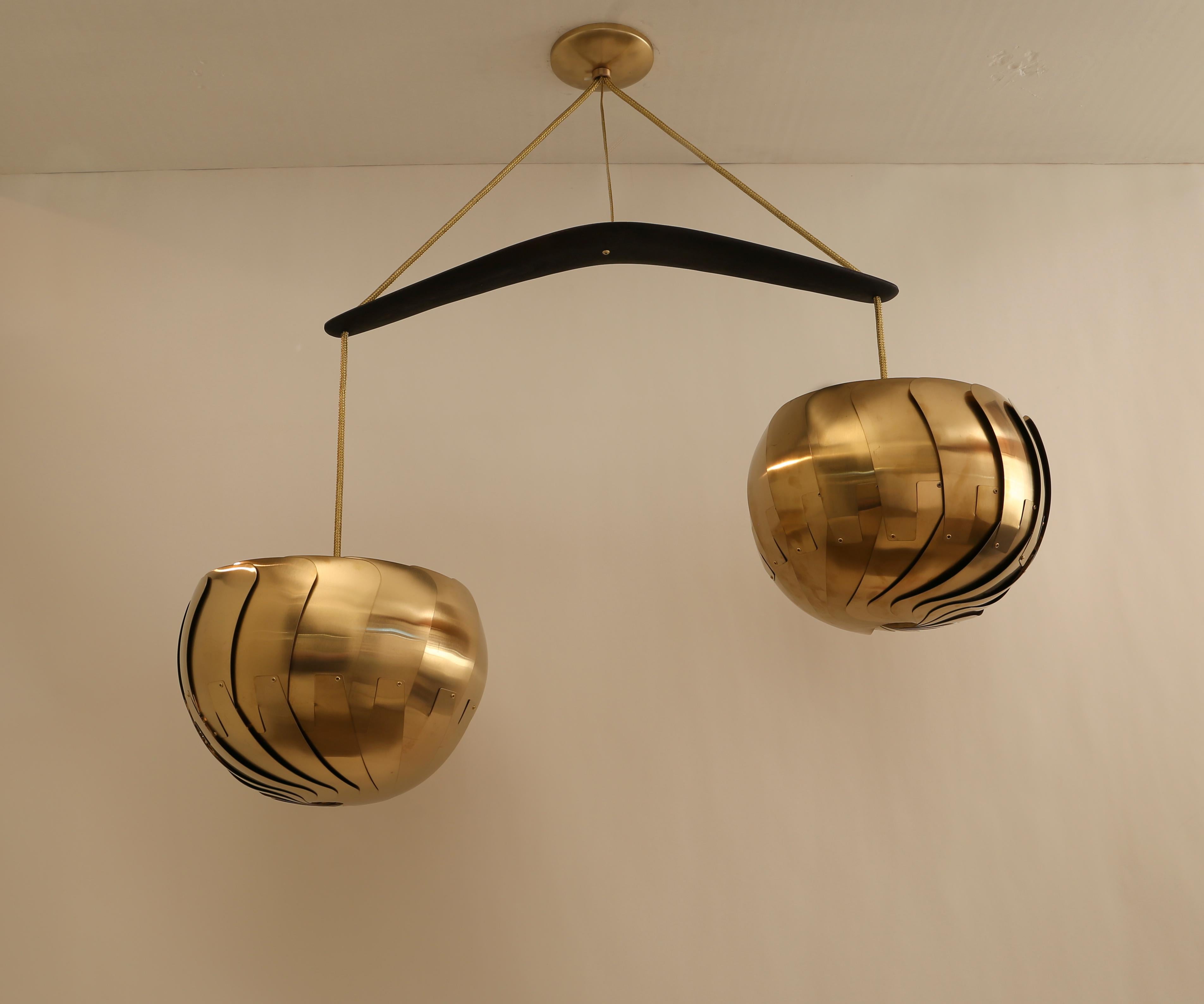 XXIe siècle et contemporain IRIS BALANCE • Lustre moderne en laiton  Pendentif à deux lumières • Luminaires sculpturaux en vente