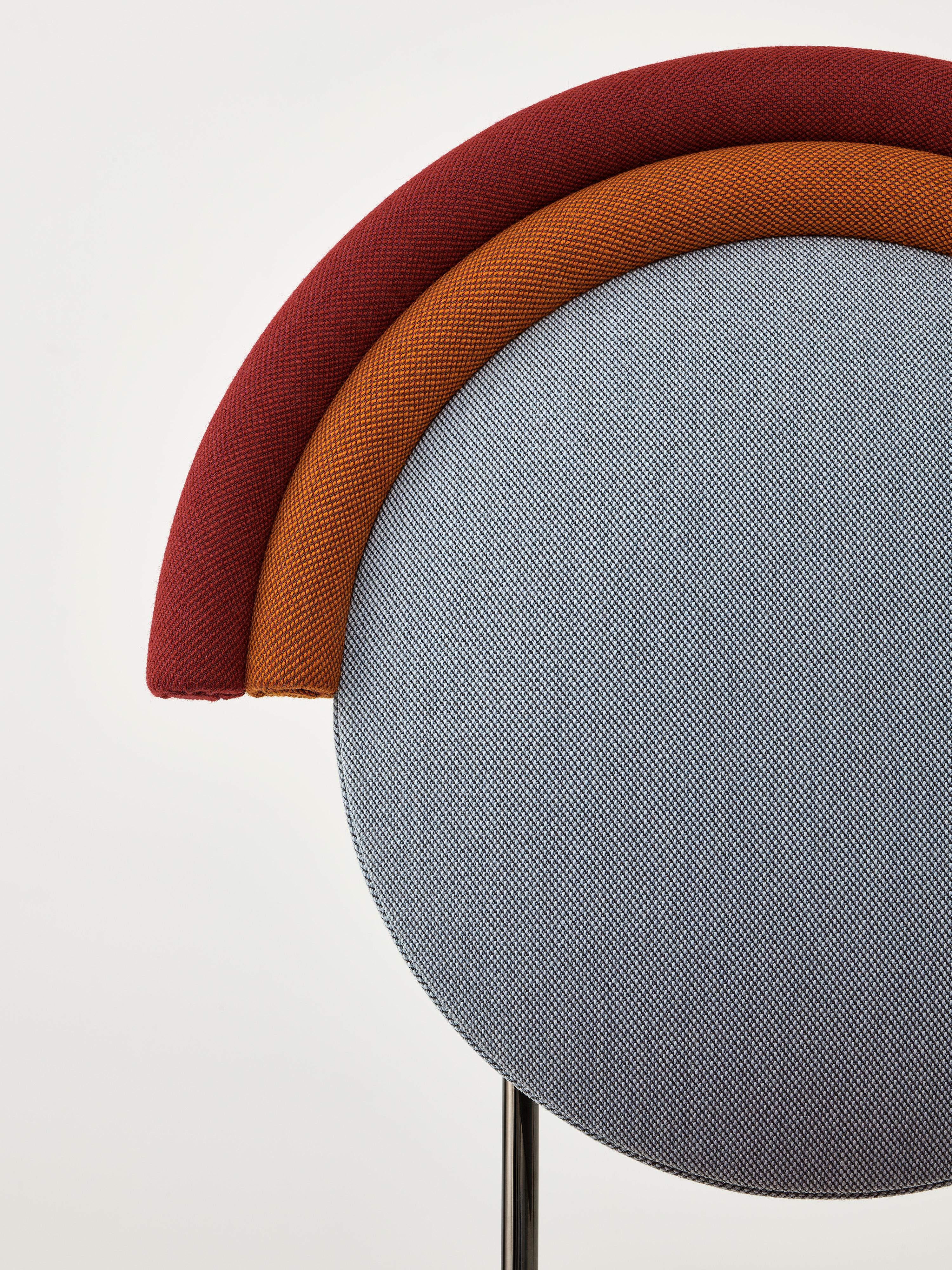 Taburete de bar Iris de Merve Kahraman, tapizado en color burdeos azul y naranja en venta 3