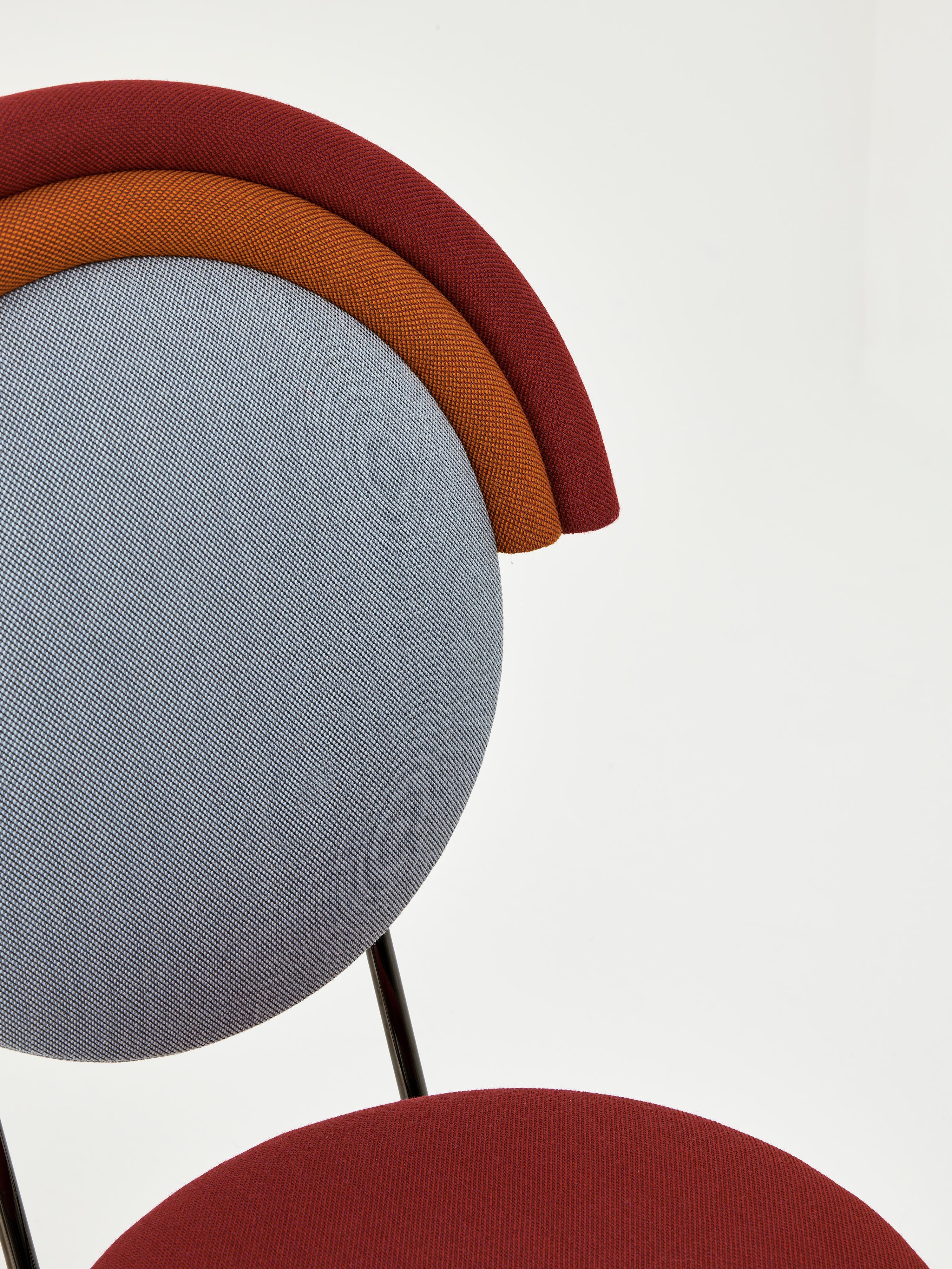 Taburete de bar Iris de Merve Kahraman, tapizado en color burdeos azul y naranja en venta 4