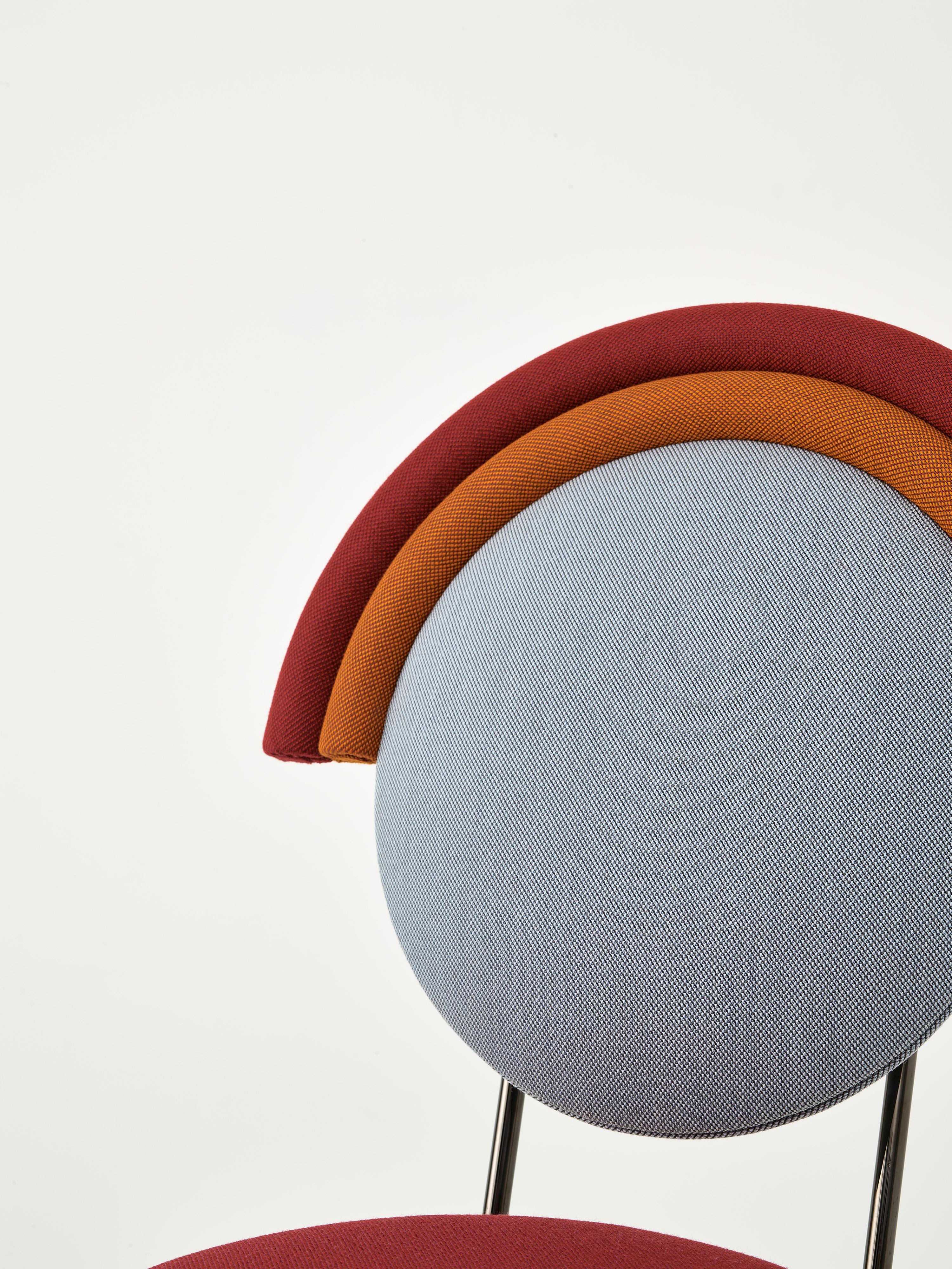 Taburete de bar Iris de Merve Kahraman, tapizado en color burdeos azul y naranja en venta 5