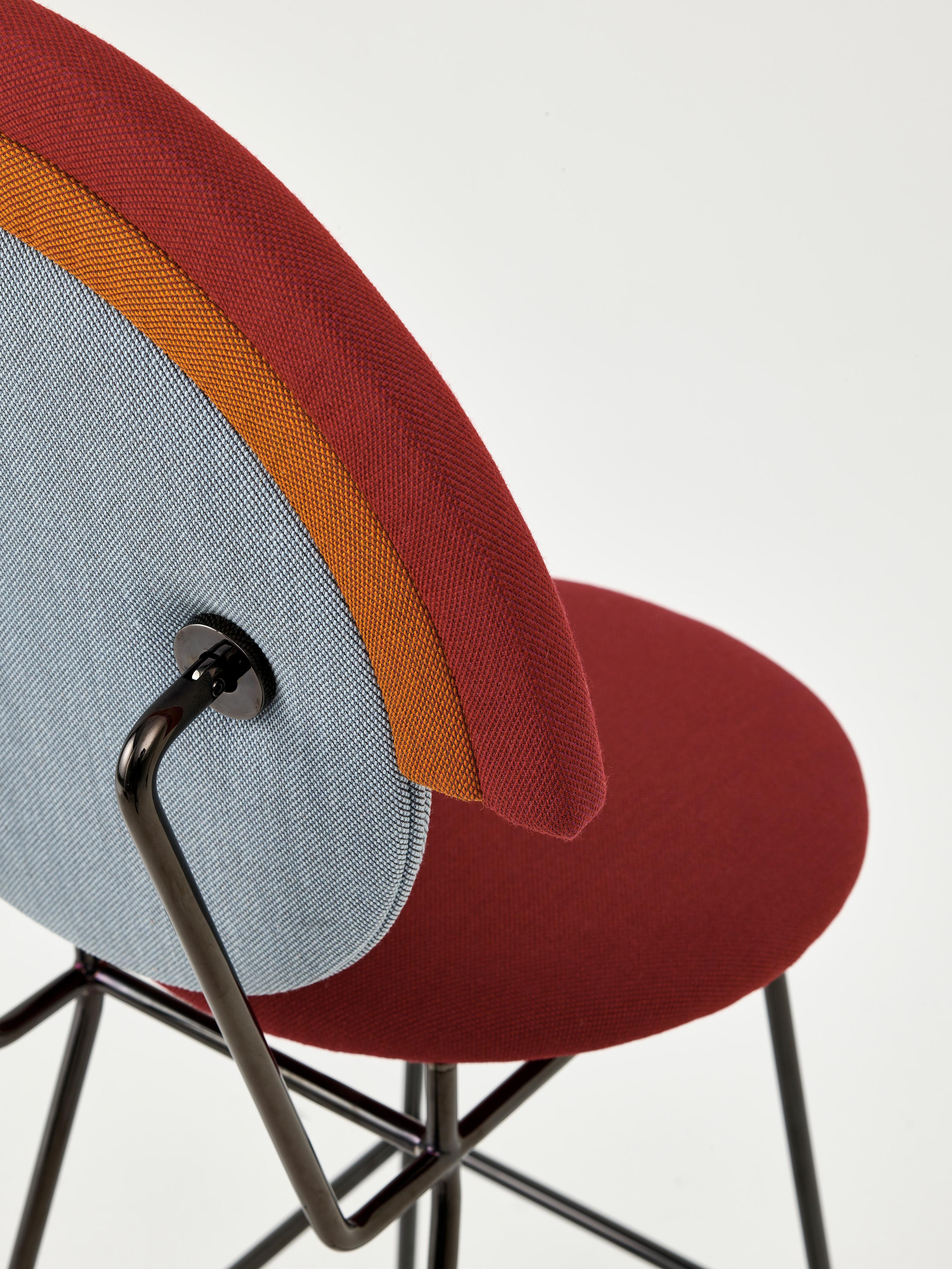 Taburete de bar Iris de Merve Kahraman, tapizado en color burdeos azul y naranja en venta 6