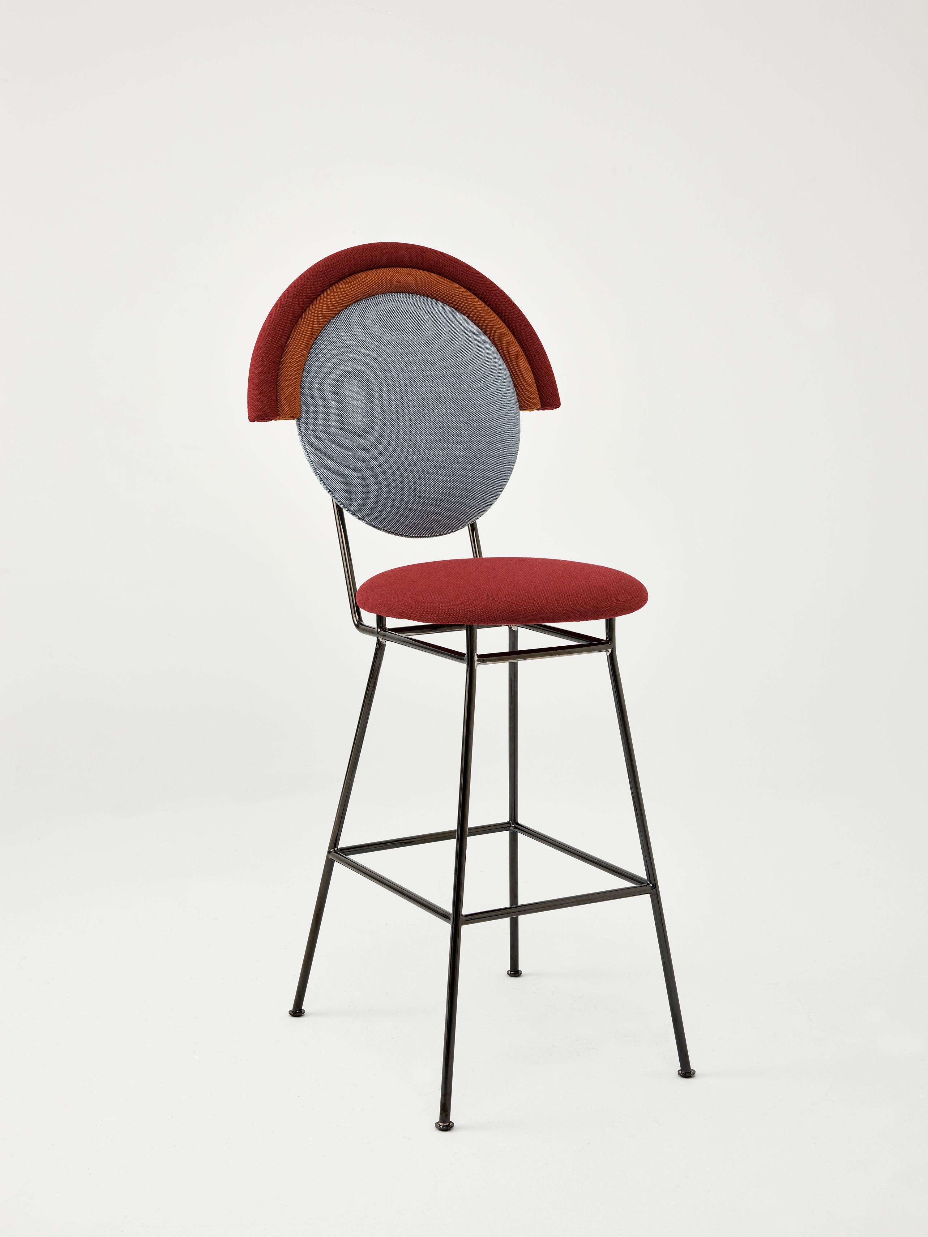 Taburete de bar Iris de Merve Kahraman, tapizado en color burdeos azul y naranja Turco en venta