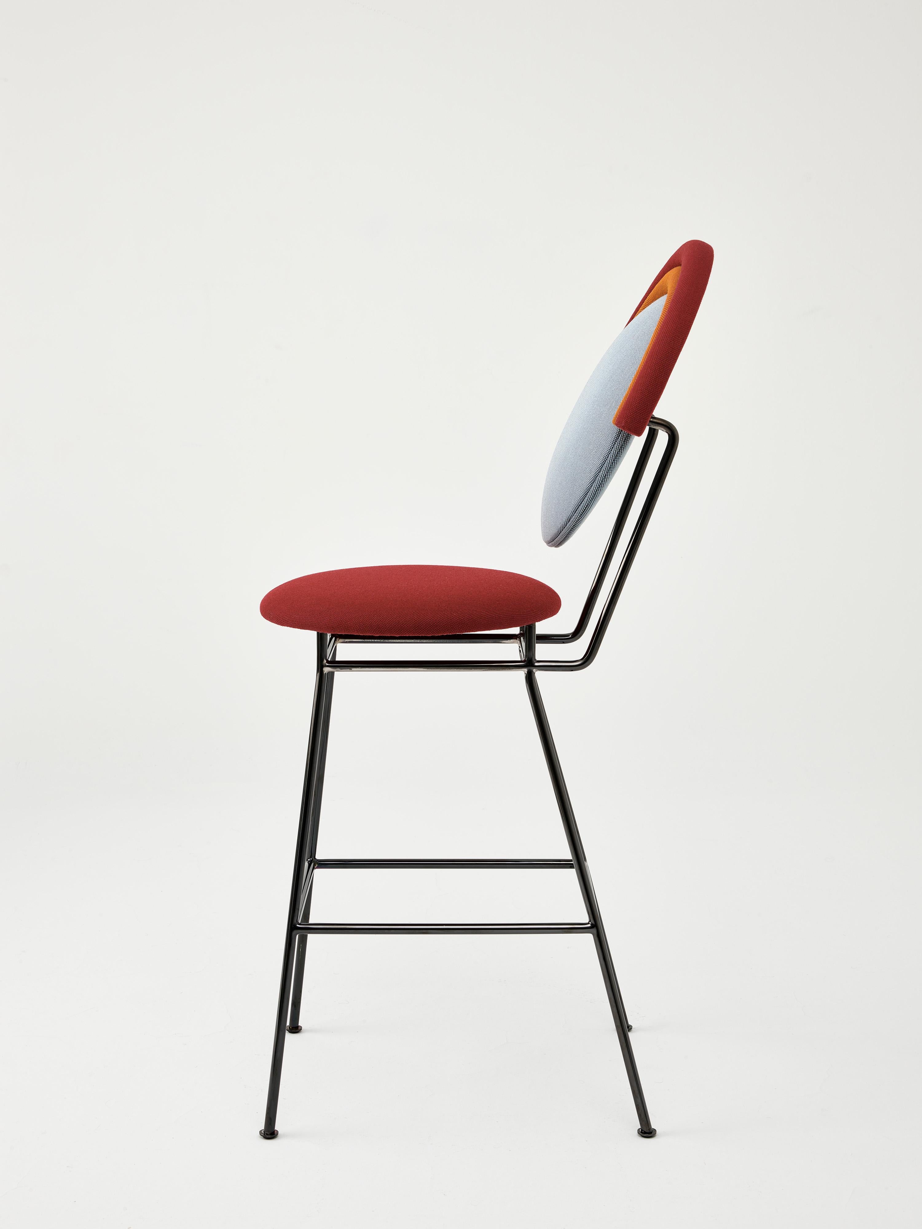 Taburete de bar Iris de Merve Kahraman, tapizado en color burdeos azul y naranja Pulido en venta
