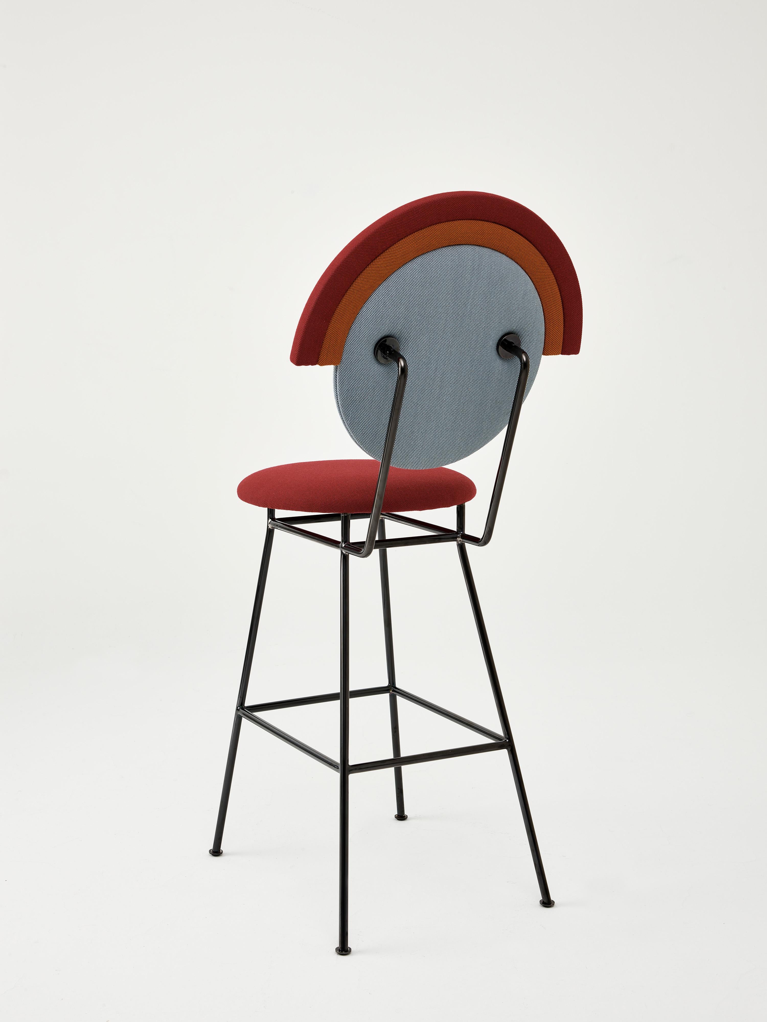 Taburete de bar Iris de Merve Kahraman, tapizado en color burdeos azul y naranja Siglo XXI y contemporáneo en venta