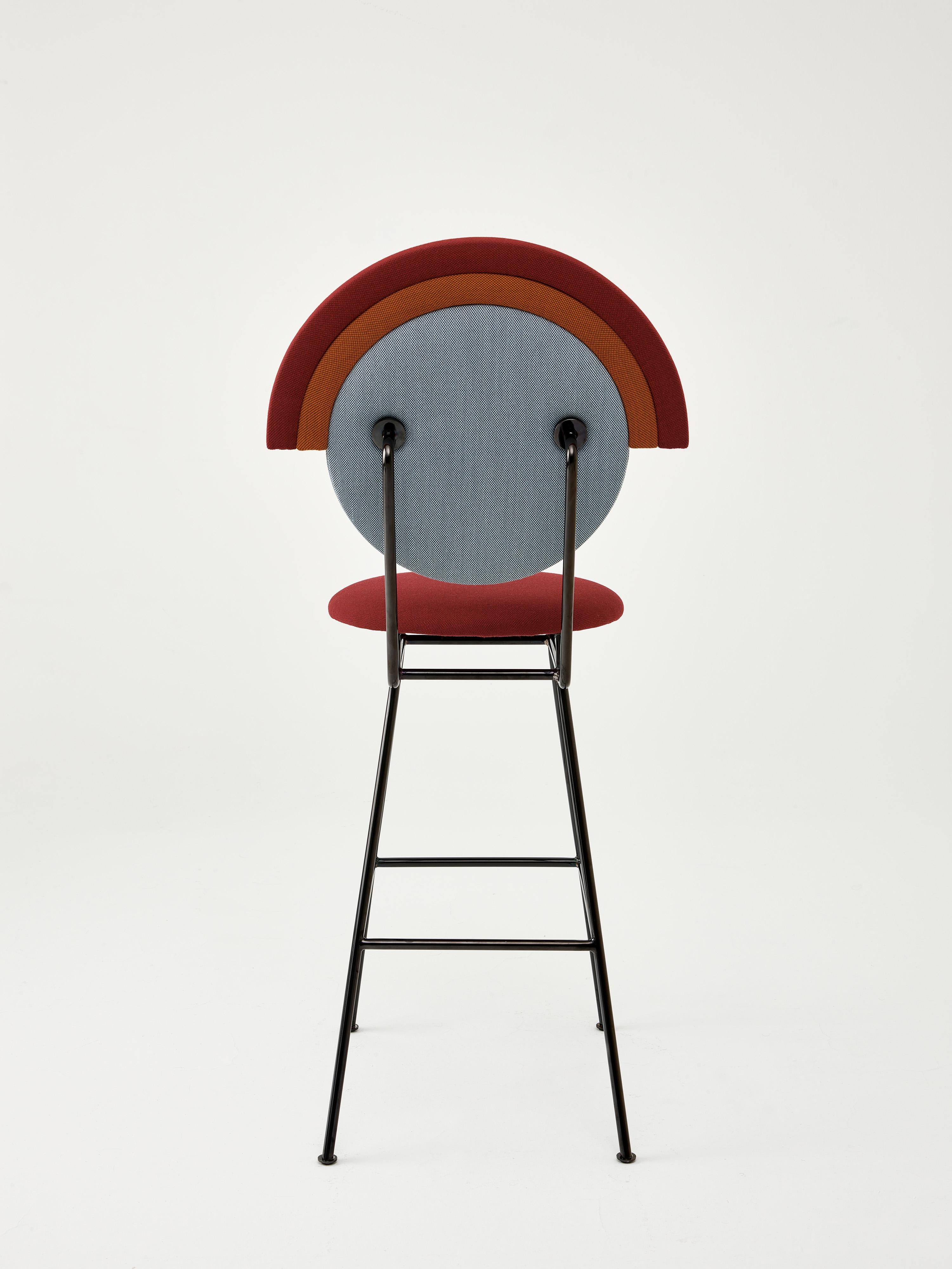 Taburete de bar Iris de Merve Kahraman, tapizado en color burdeos azul y naranja Acero inoxidable en venta