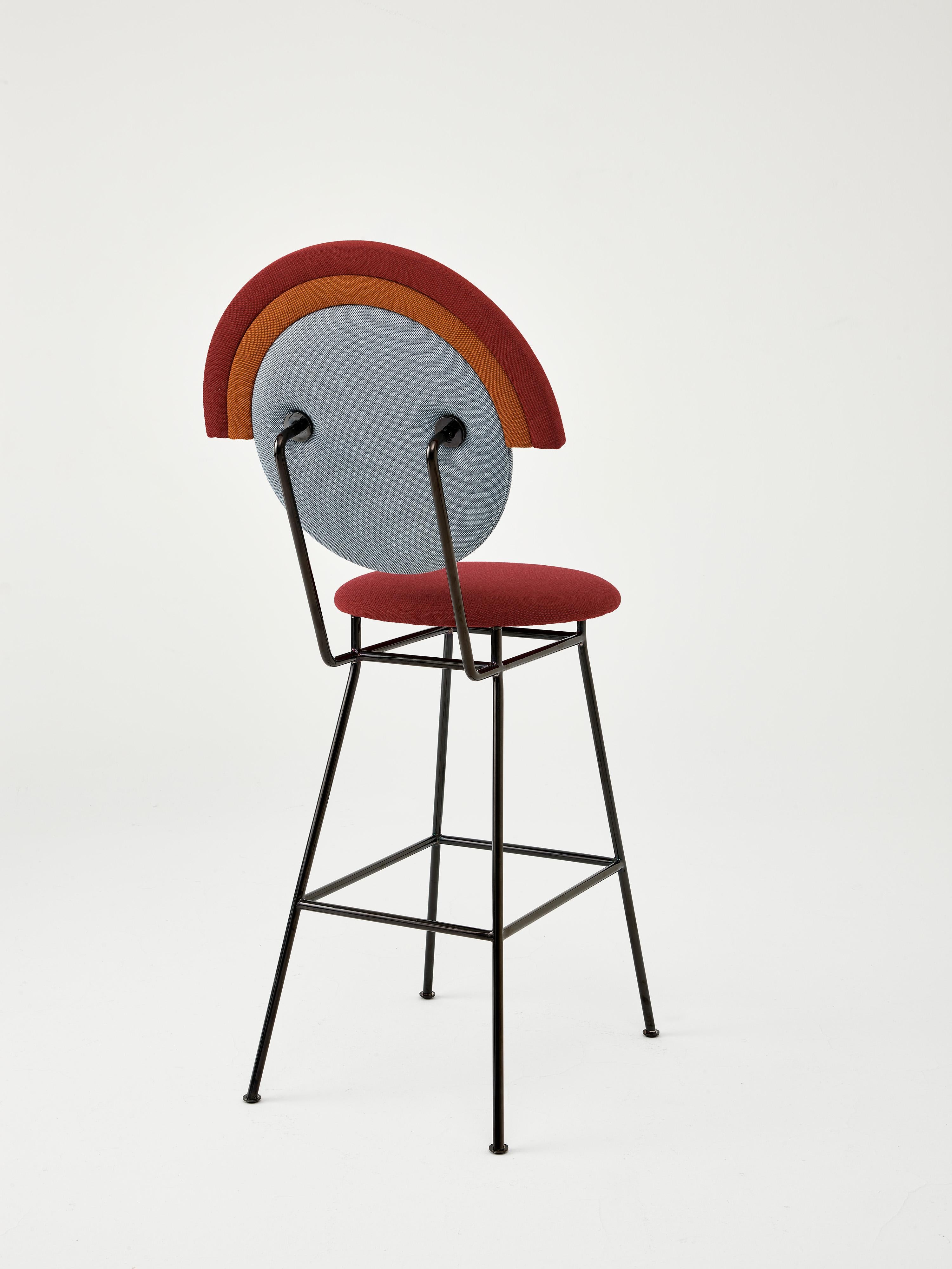 Taburete de bar Iris de Merve Kahraman, tapizado en color burdeos azul y naranja en venta 1