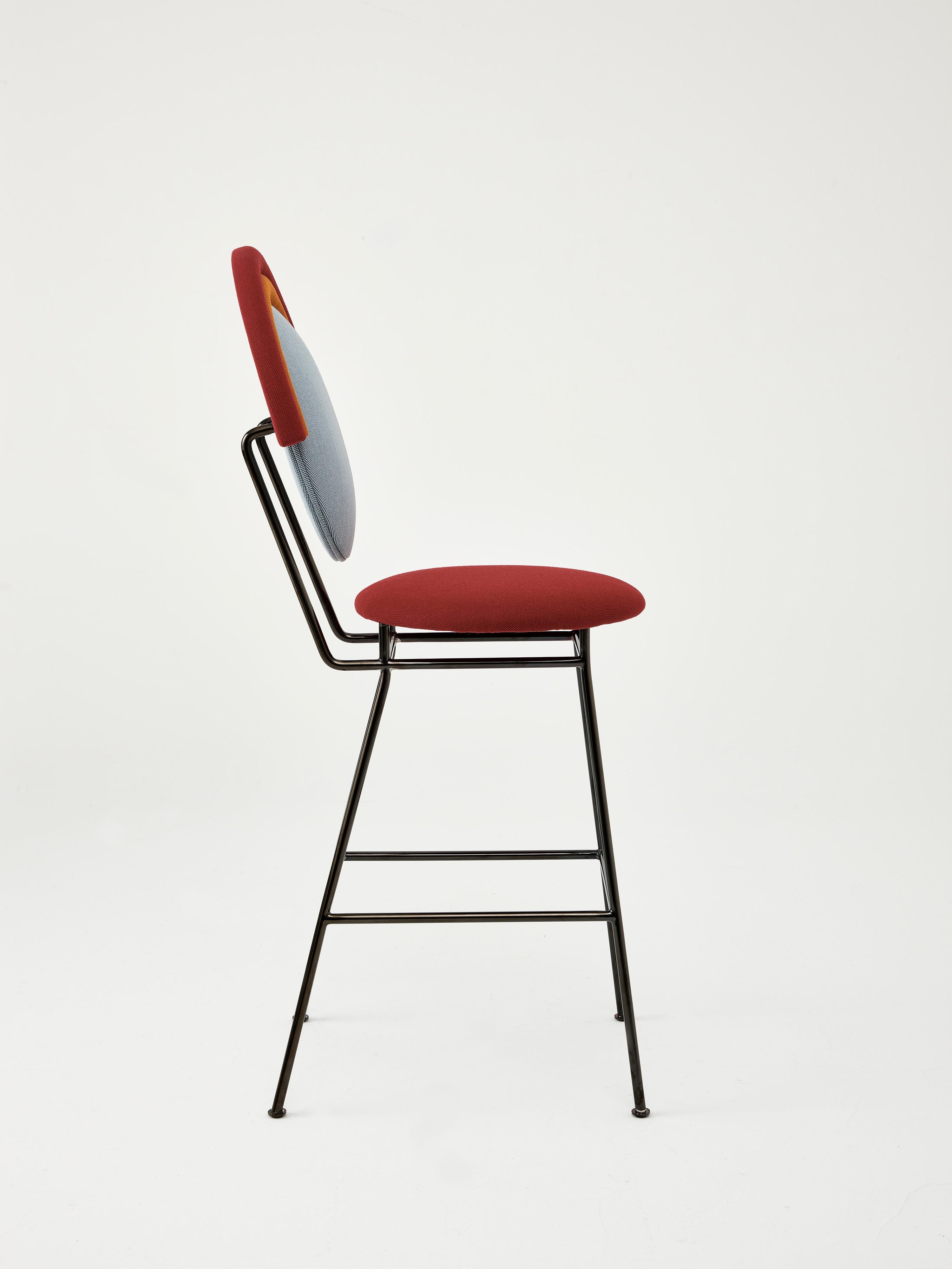 Taburete de bar Iris de Merve Kahraman, tapizado en color burdeos azul y naranja en venta 2
