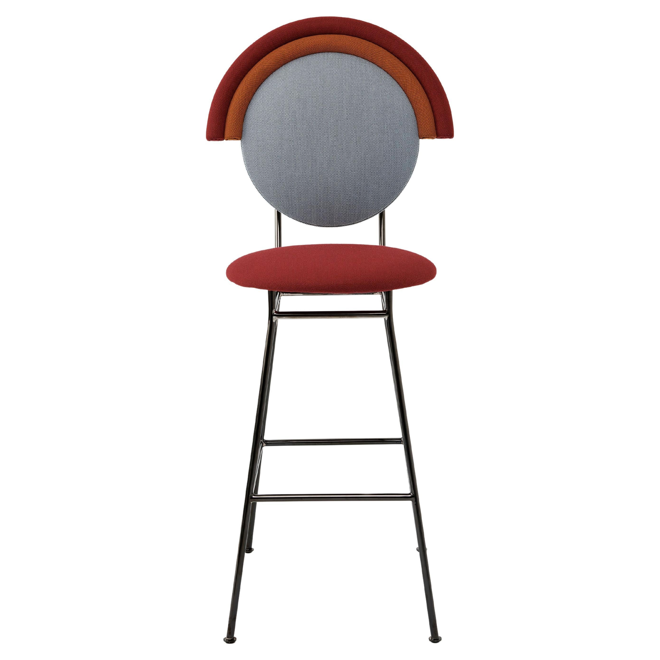 Tabouret de bar Iris de Merve Kahraman, revêtement bleu et orange de couleur bordeaux