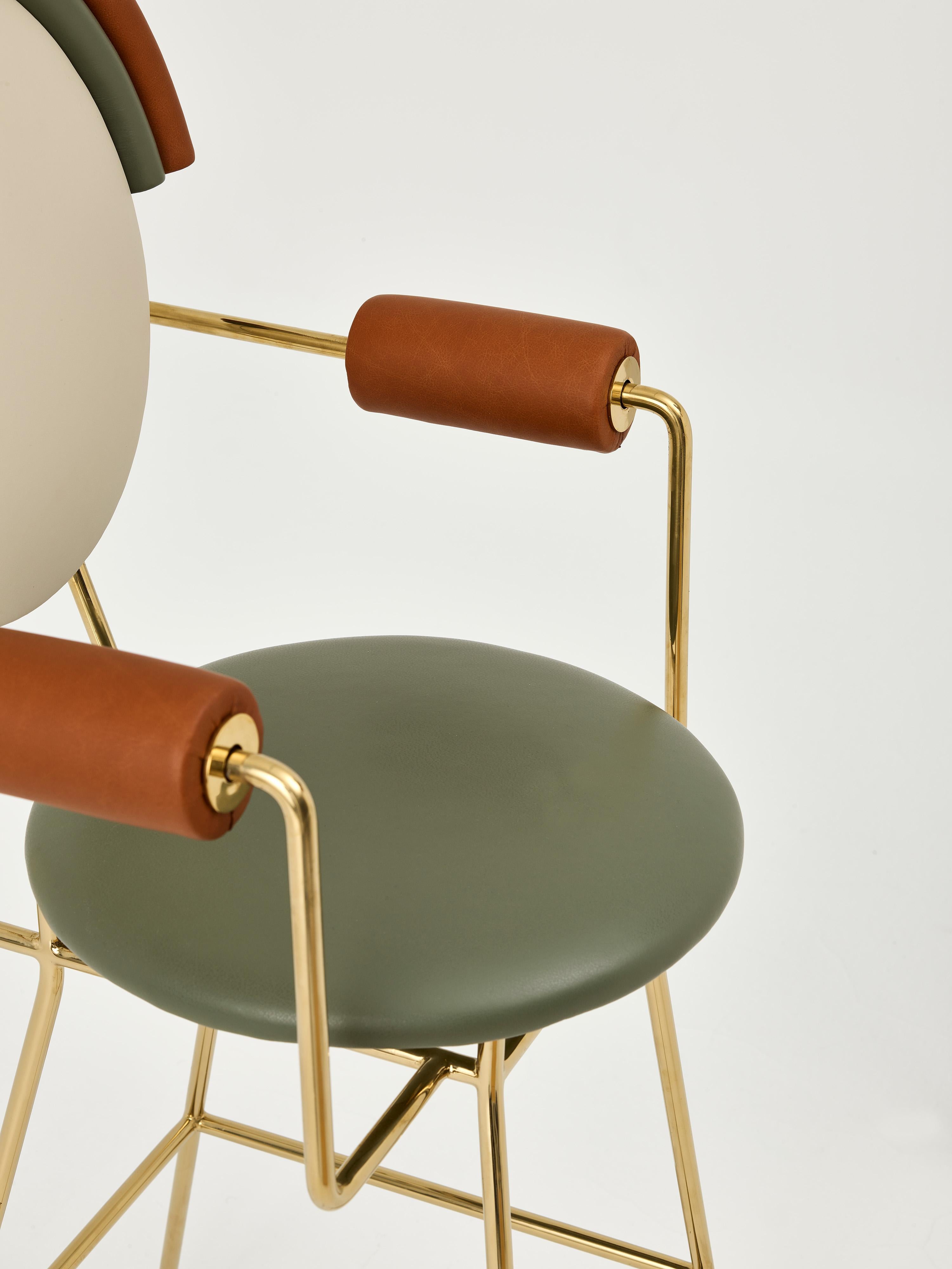 Taburete de bar con brazos Iris de Merve Kahraman, acabado en cuero y latón pulido en venta 3