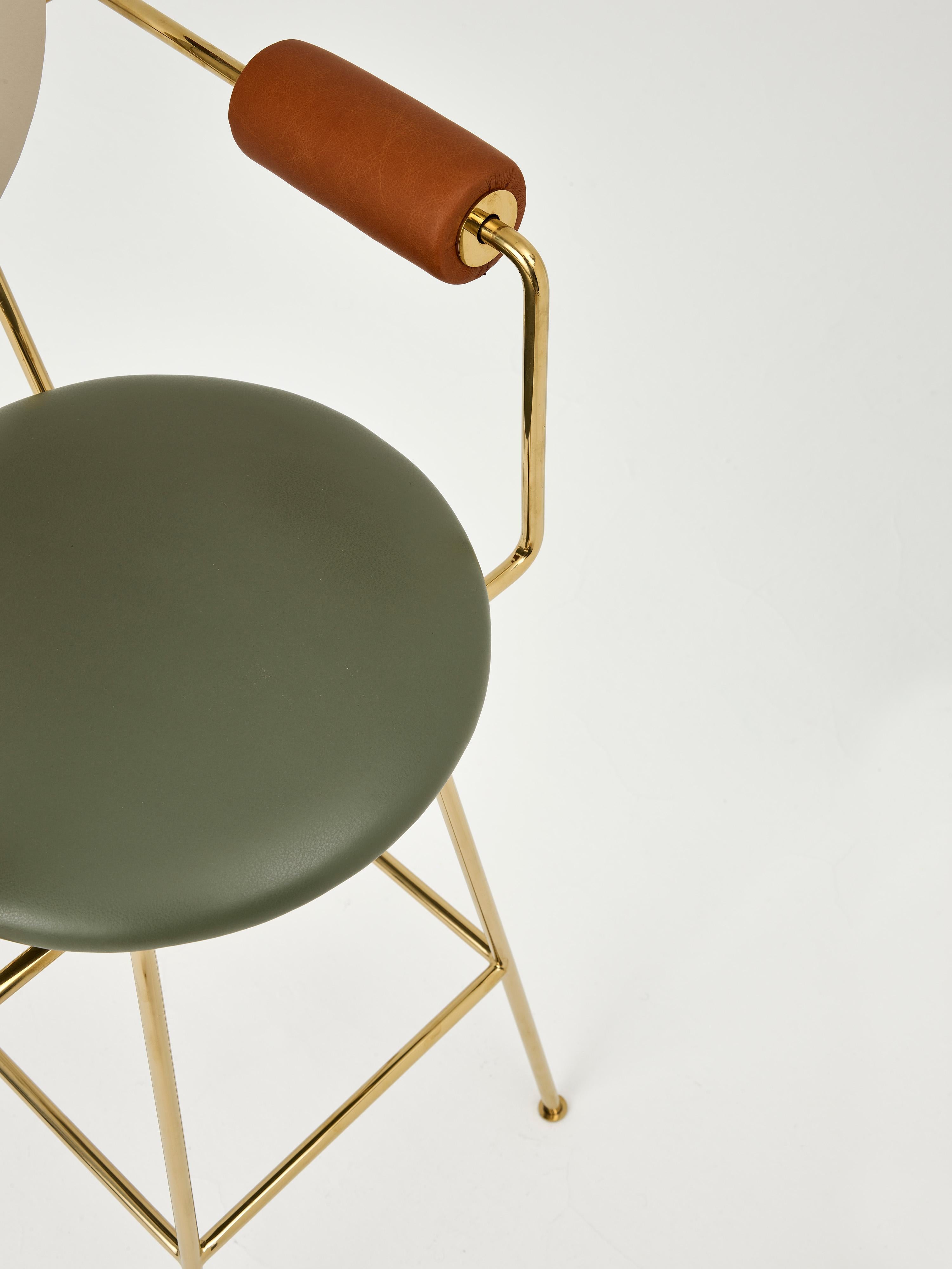 Taburete de bar con brazos Iris de Merve Kahraman, acabado en cuero y latón pulido en venta 4