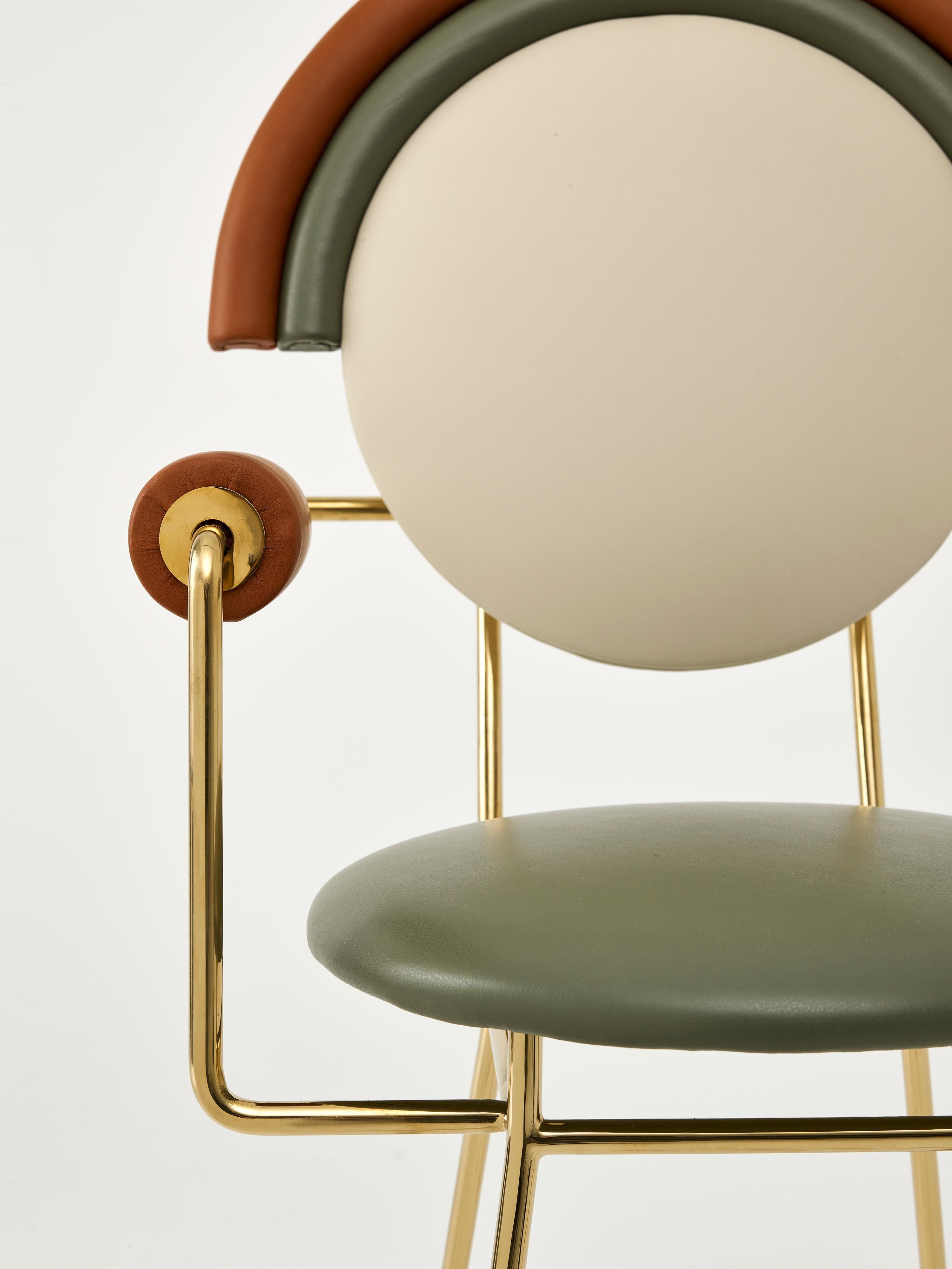 Taburete de bar con brazos Iris de Merve Kahraman, acabado en cuero y latón pulido en venta 6