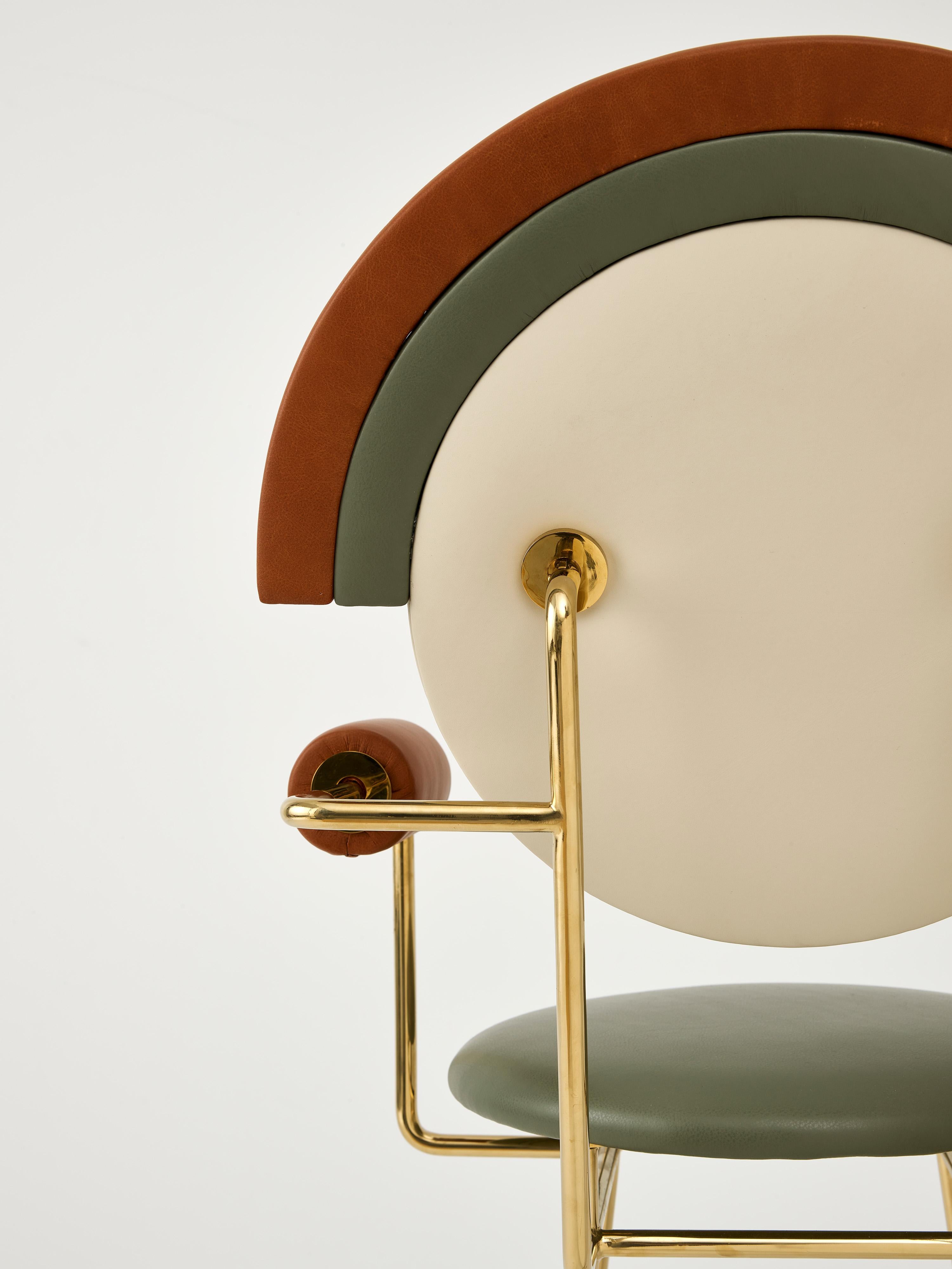 Taburete de bar con brazos Iris de Merve Kahraman, acabado en cuero y latón pulido en venta 8