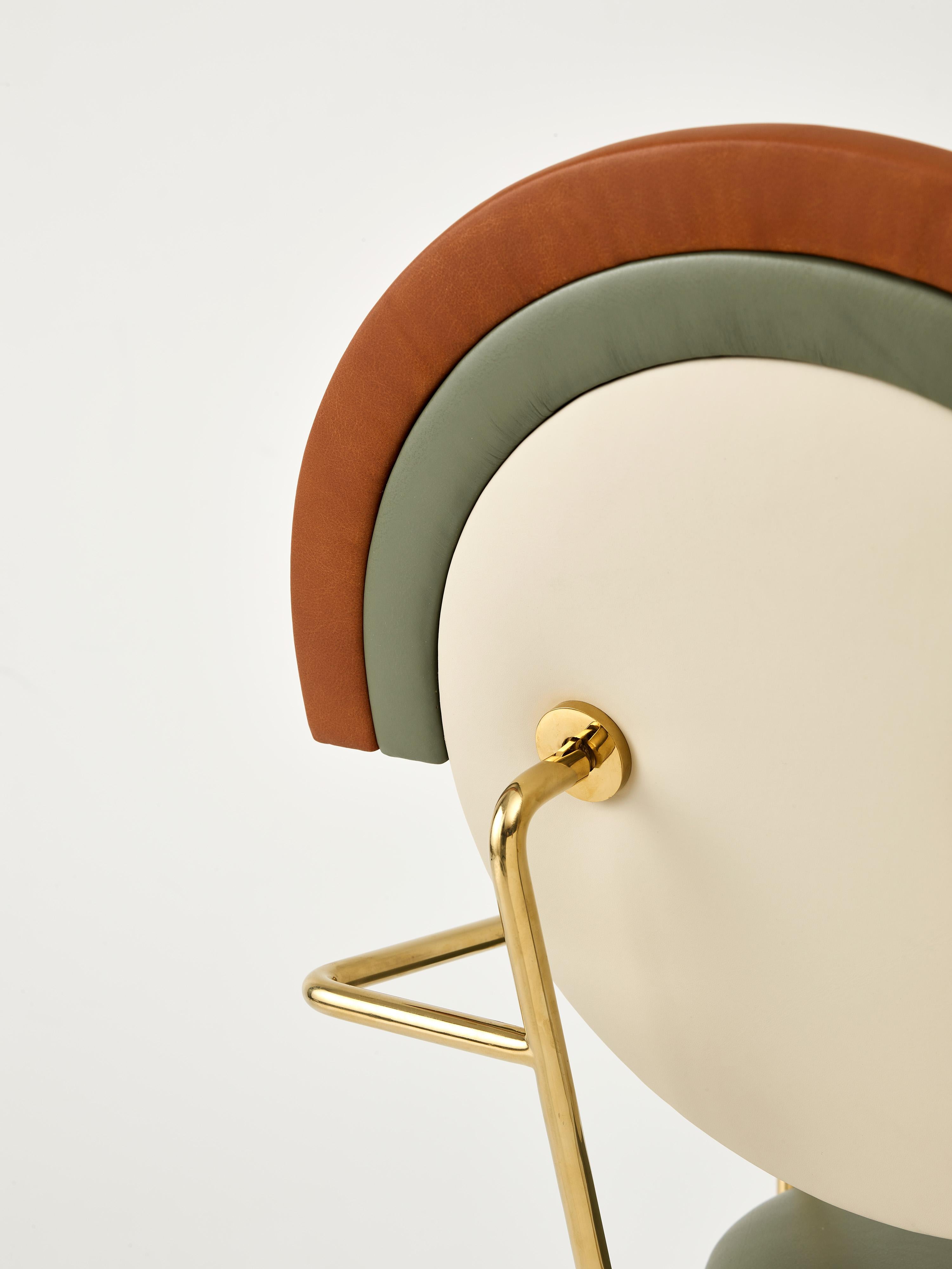 Tabouret de bar Iris de Merve Kahraman, finition en cuir et laiton poli en vente 9