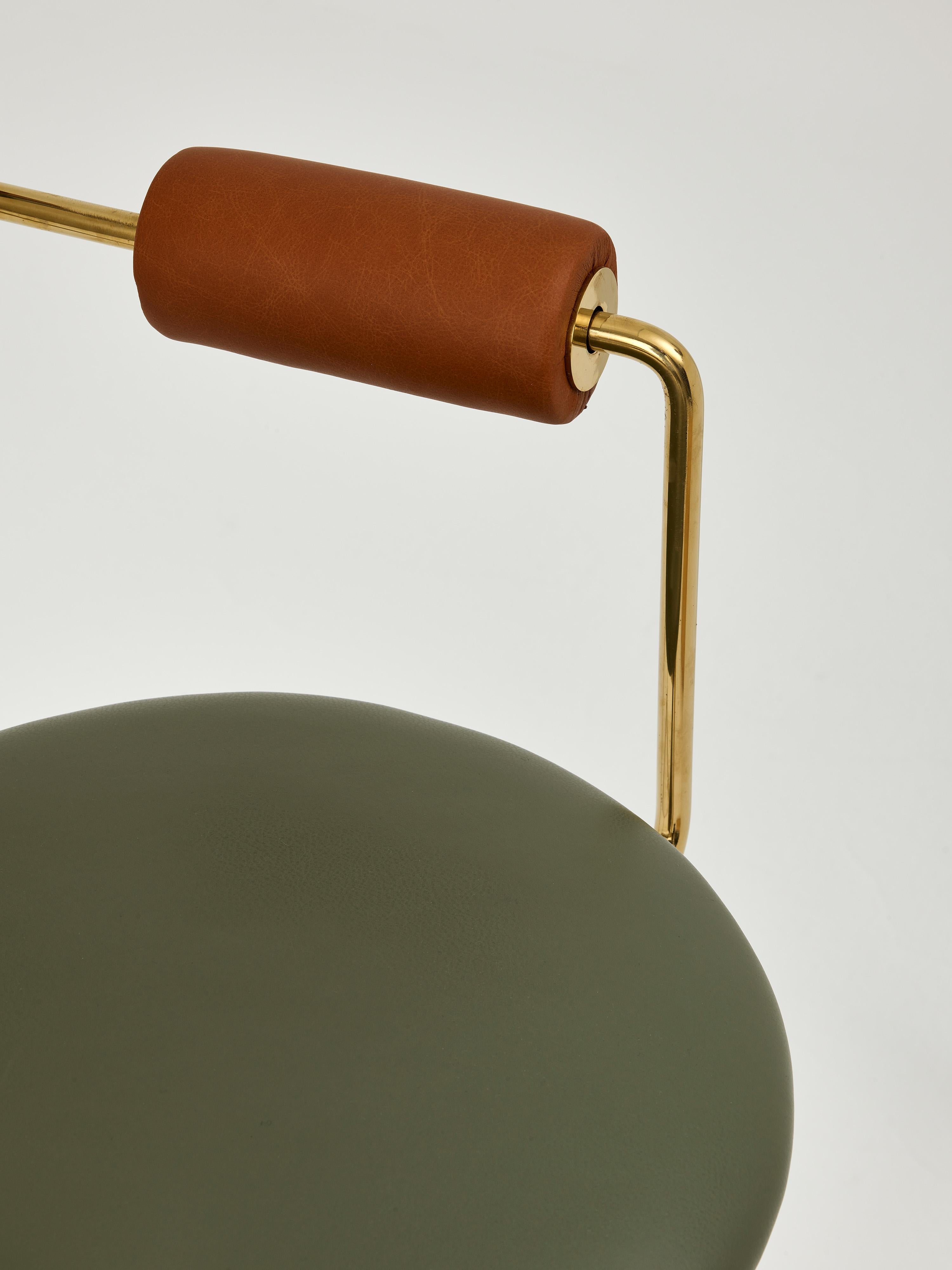 Tabouret de bar Iris de Merve Kahraman, finition en cuir et laiton poli en vente 11