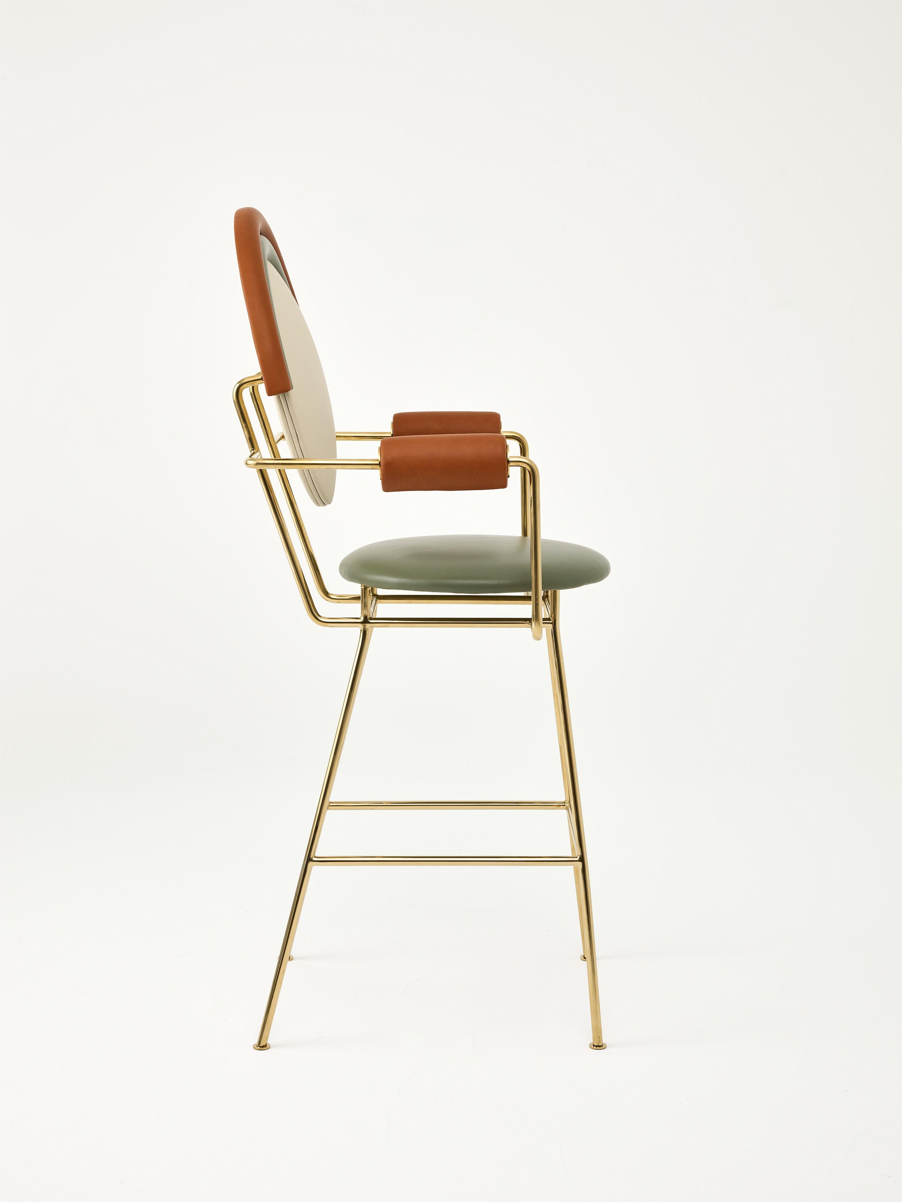 Taburete de bar con brazos Iris de Merve Kahraman, acabado en cuero y latón pulido en venta 12